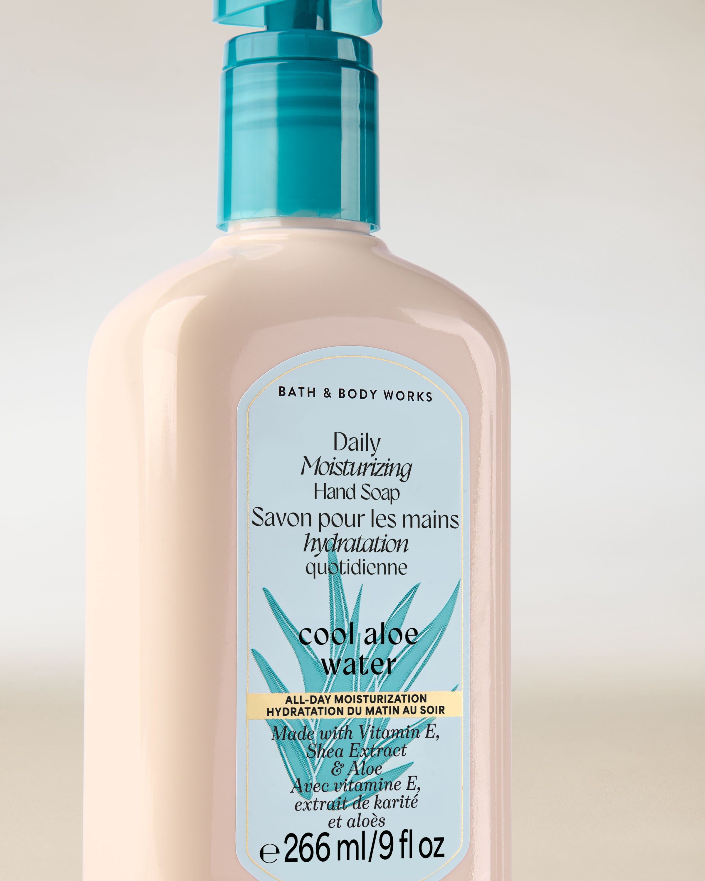 Mydło do rąk Cool Aloe Water Bath & Body Works w kremowej butelce z turkusową pompką.