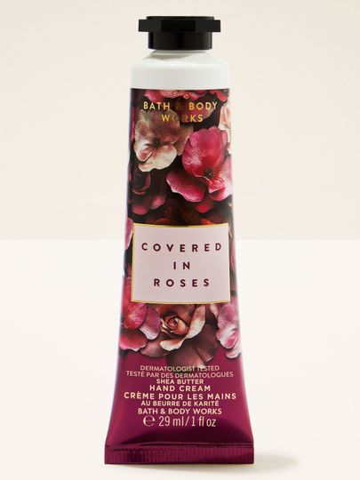 Krem do rąk Covered in Roses Bath & Body Works w eleganckiej tubce z ciemną, różaną grafiką.