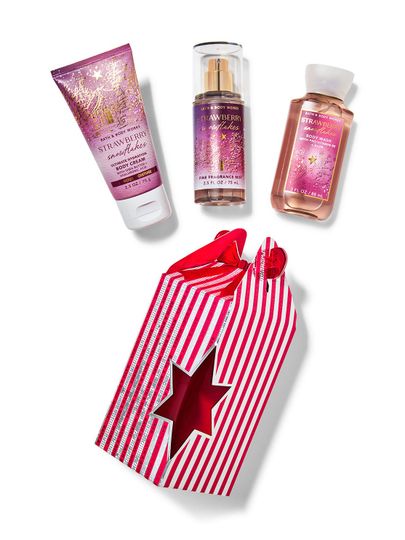 Set de mini-cosmetice „Strawberry Snowflakes” cu cremă, spray și gel de duș, Bath & Body Works.