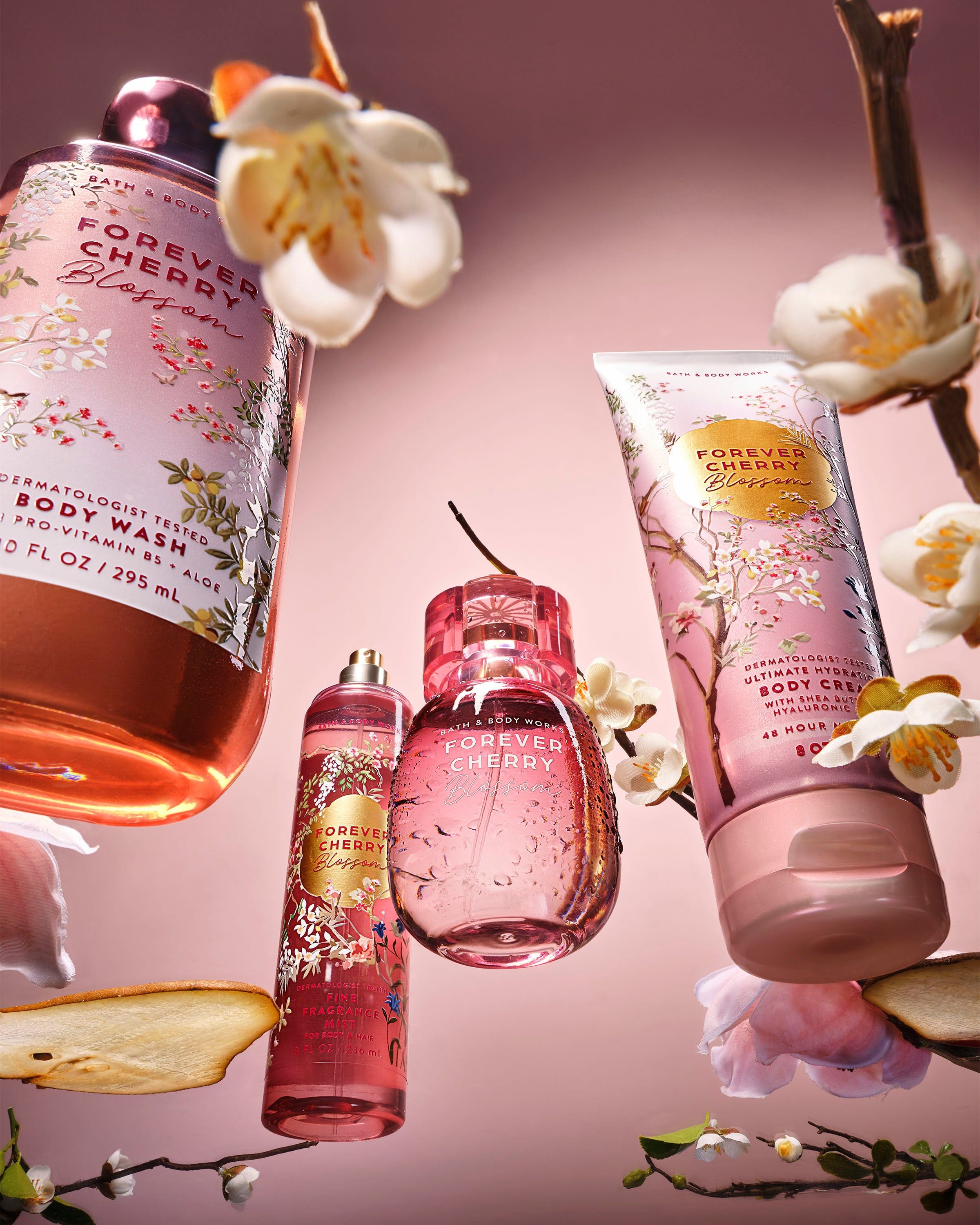 Perfumy Bath & Body Works Forever Cherry Blossom w różowym flakonie na tle kwiatów wiśni.