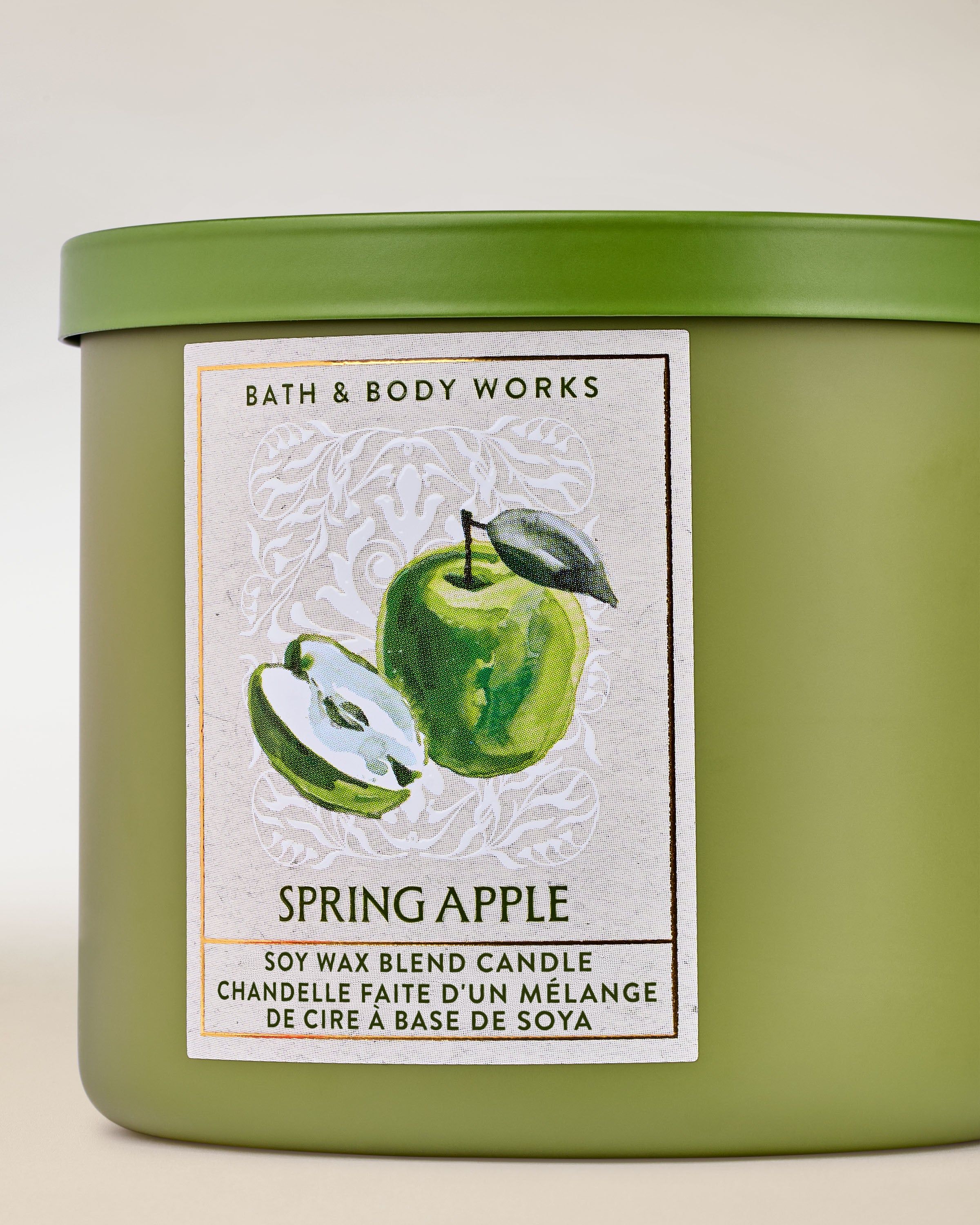 Bath & Body Works Spring Apple – świeca zapachowa z wosku sojowego w zielonym szkle z motywem jabłka.