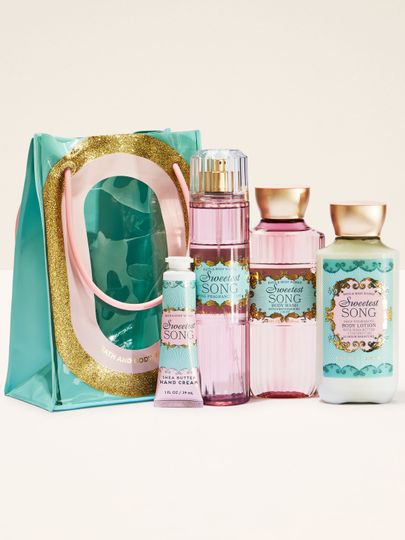 Zestaw prezentowy Bath & Body Works Sweetest Song z mgiełką, żelem, balsamem i kremem do rąk w ozdobnej torbie.