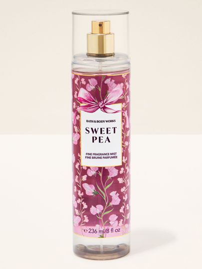 Mgiełka zapachowa Sweet Pea od Bath & Body Works w różowej butelce z atomizerem i kwiatową, dekoracyjną etykietą.
