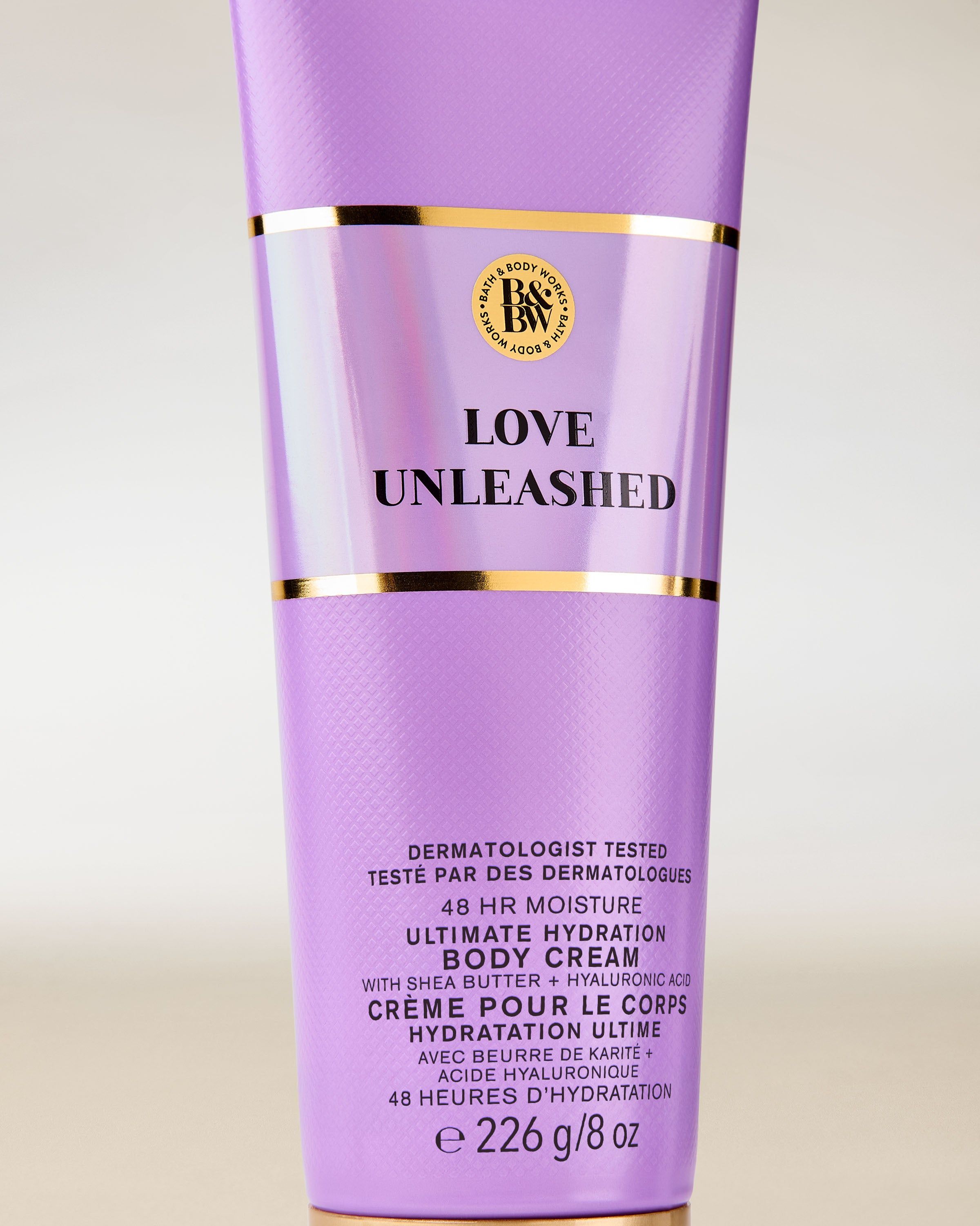 Love Unleashed Bath & Body Works – krem do ciała w lśniącej, lawendowej tubie z 48h nawilżeniem.