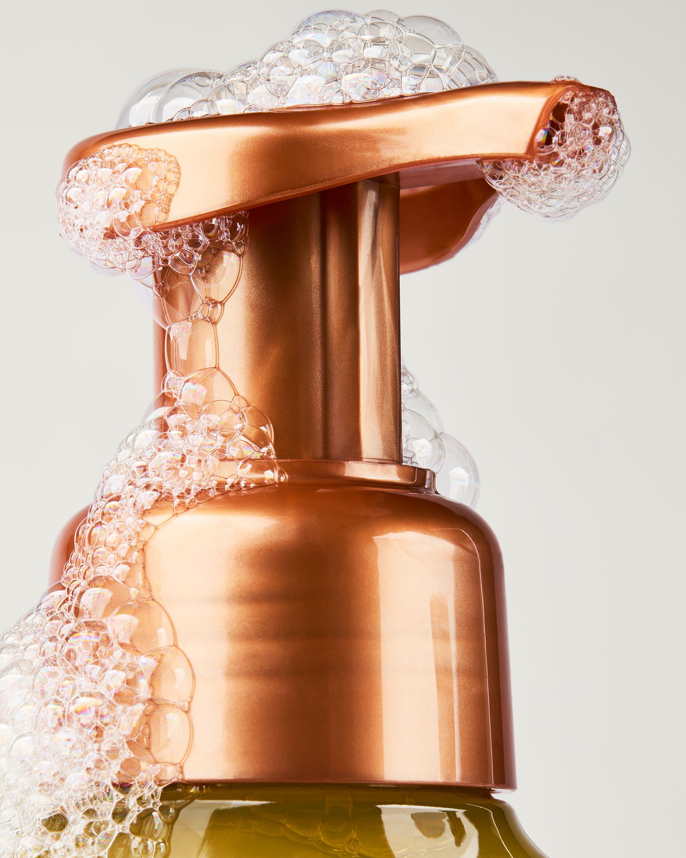 Pianka do mycia rąk Bath & Body Works Sweet Tea & Lemonade 259 ml w żółtej butelce z pompką.