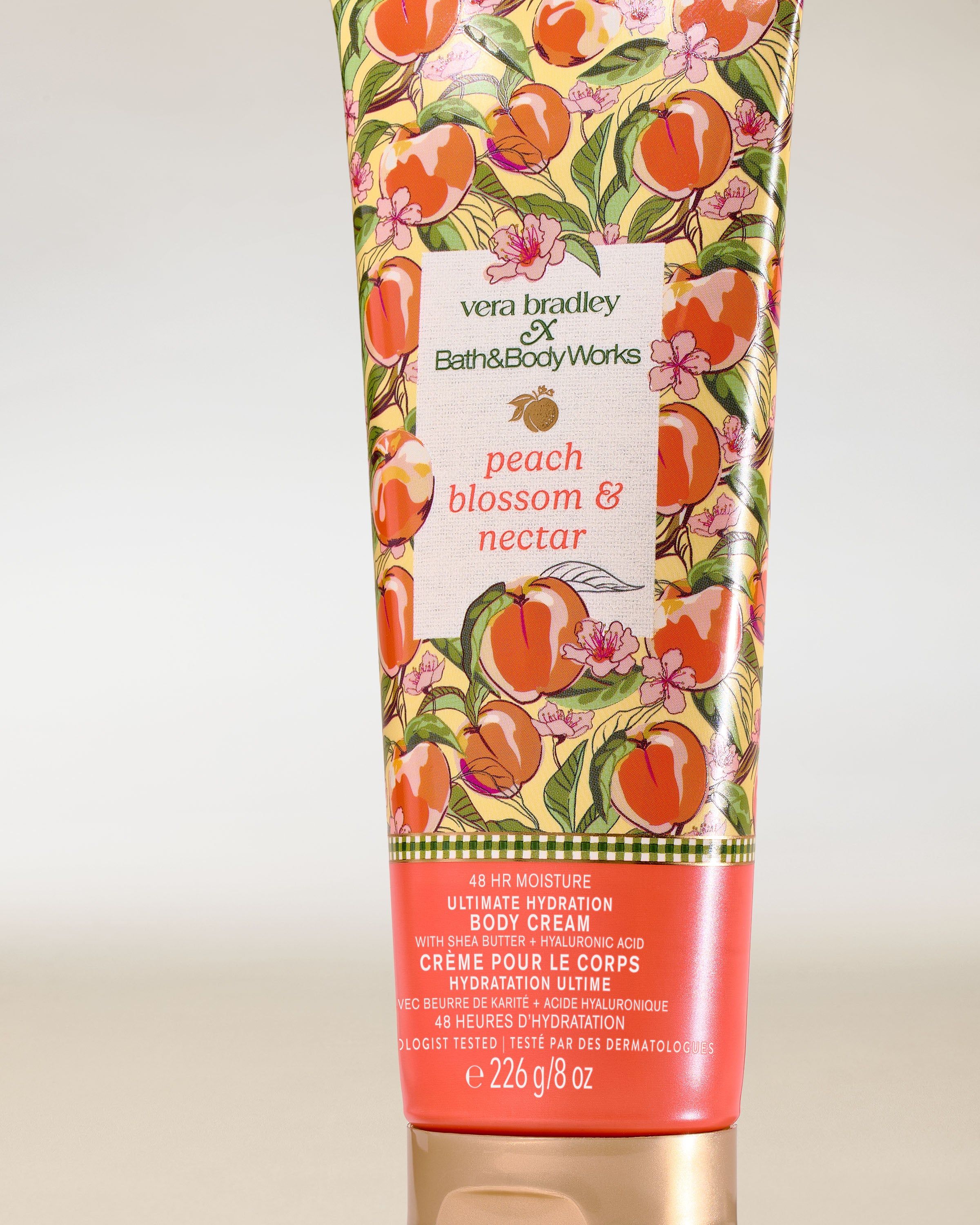 Bath & Body Works Peach Blossom & Nectar – krem do ciała w tubie z dekoracyjnym brzoskwiniowo‑kwiatowym wzorem.