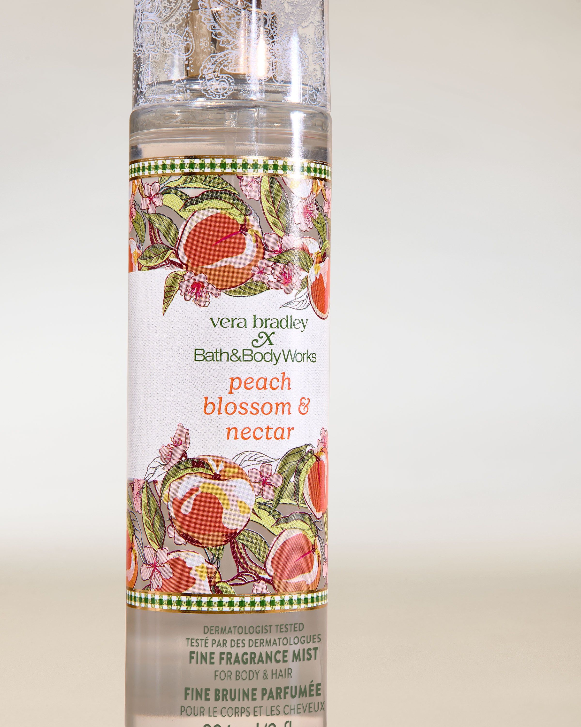 Bath & Body Works Peach Blossom & Nectar – mgiełka zapachowa do ciała i włosów w przezroczystym flakonie z brzoskwiniowym motywem.