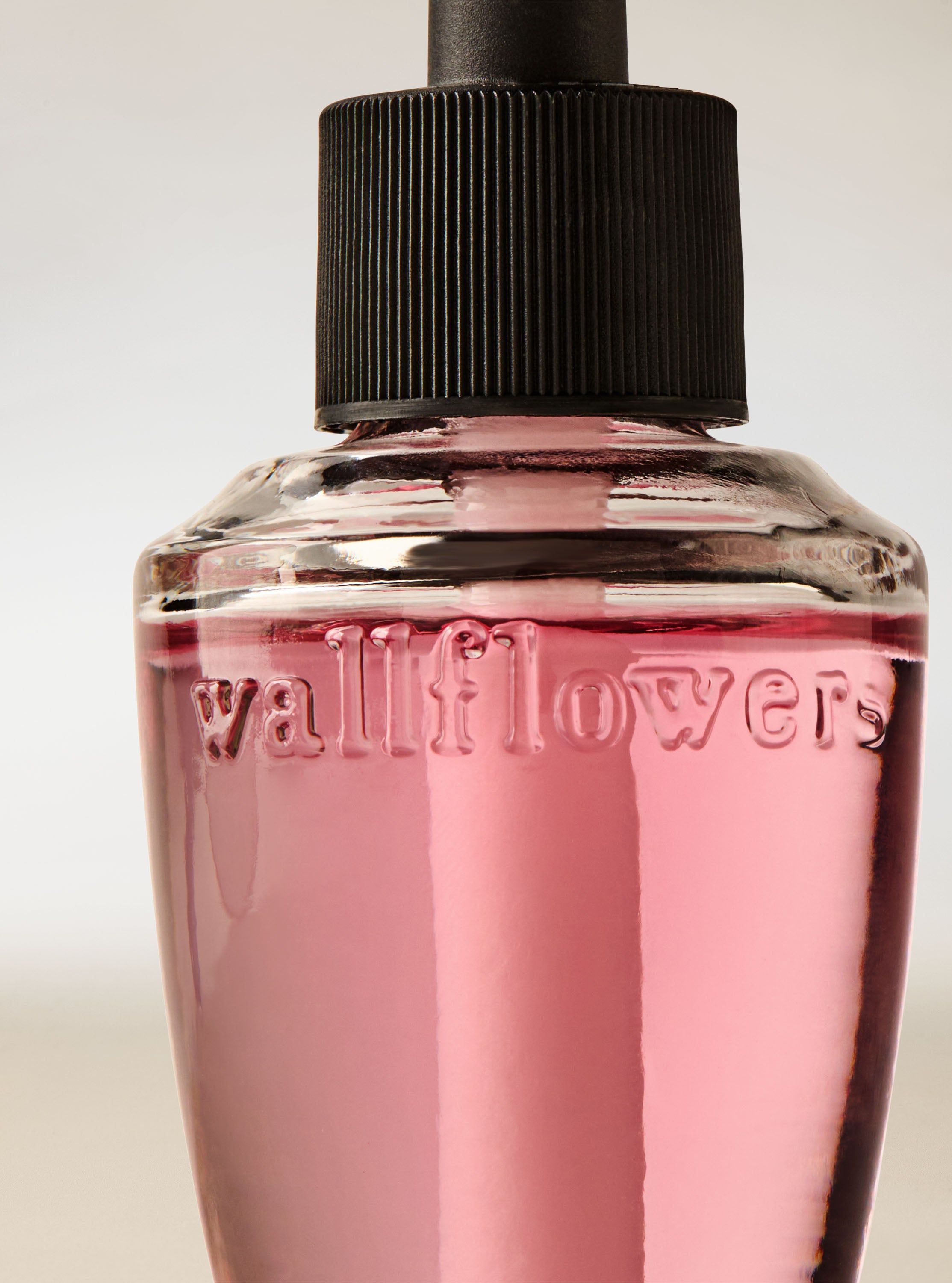 Fioletowy wkład Wallflowers z tłoczonym logo — elegancki detal do odświeżacza domu.