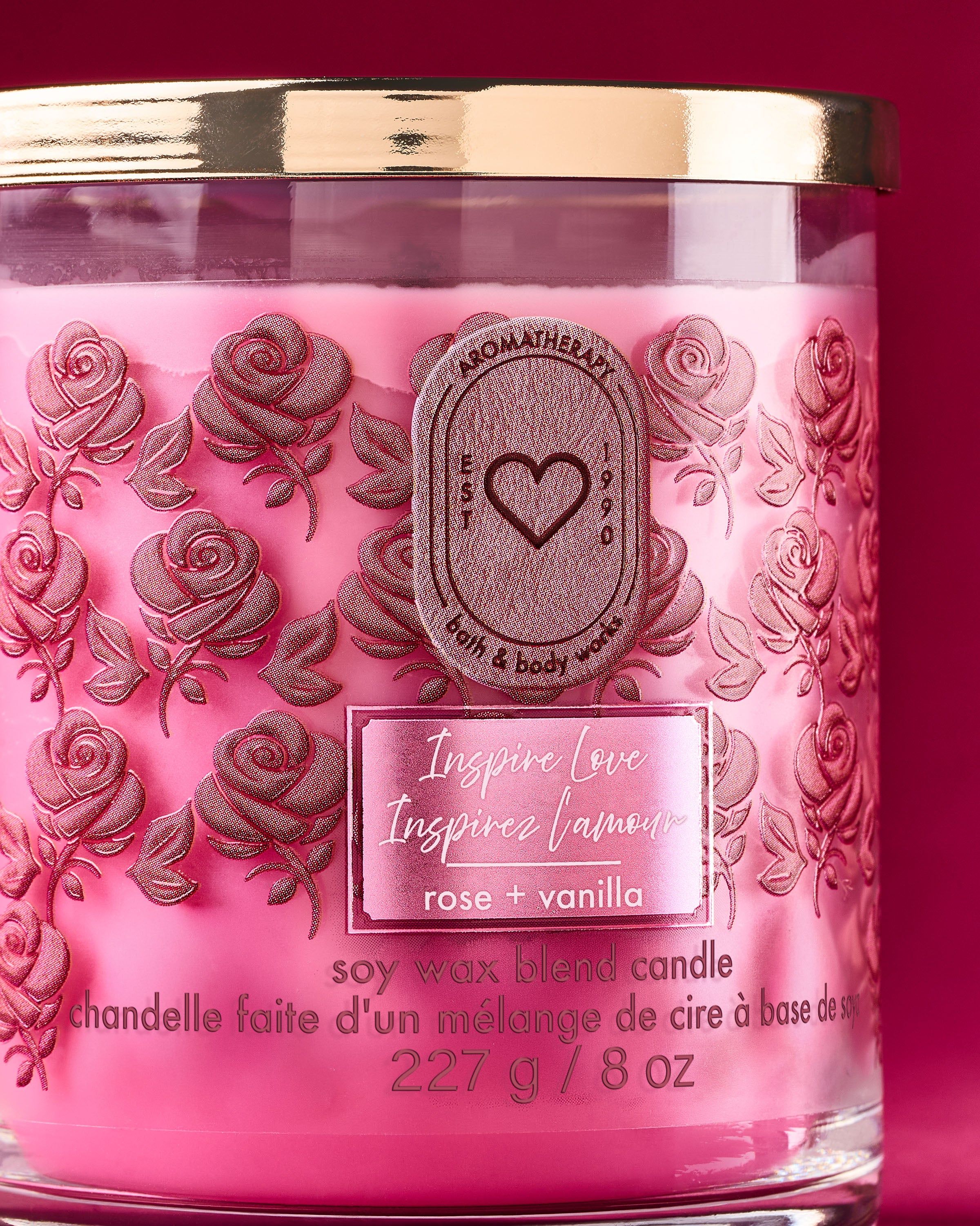 Bath & Body Works Rose + Vanilla – świeca 227 g w różowym szkle z tłoczonymi różami i złotą pokrywką, Aromatherapy.