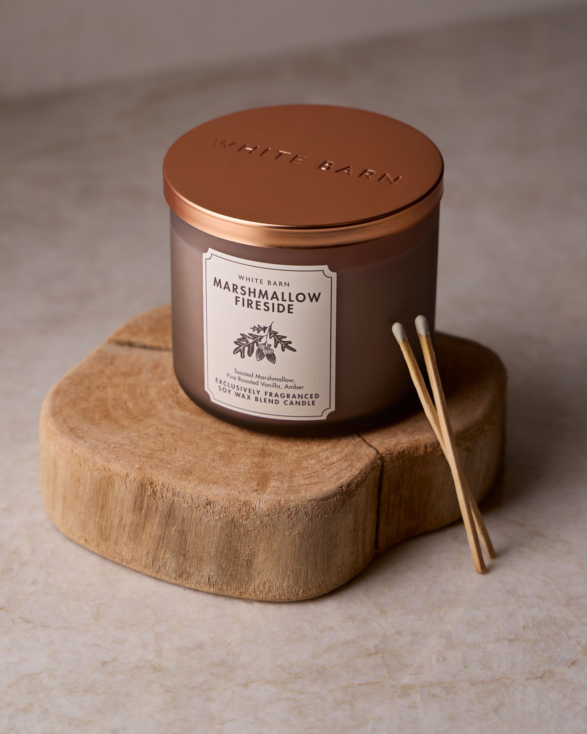 Świeca zapachowa White Barn Marshmallow Fireside z mieszanki wosku sojowego, 3 knoty