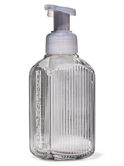 Dozownik do mydła w piance Bath&Body Works. Szklany, przezroczysty pojemnik w prążki z szarym dozownikiem.