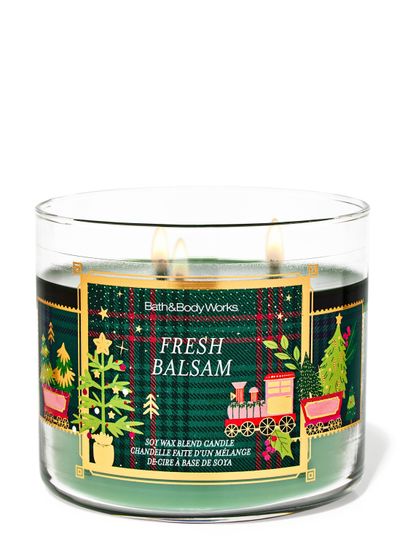 Świeca zapachowa Fresh Balsam Bath & Body Works z 3 knotami i motywem choinek oraz świątecznej lokomotywy
