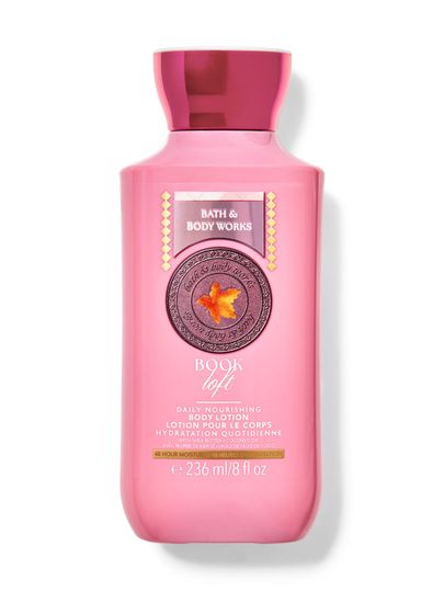 Balsam do ciała Bath&Body Works Book Loft. Różowa, plastikowa butelka z różową nakrętką i etykietą z liściem klonu.
