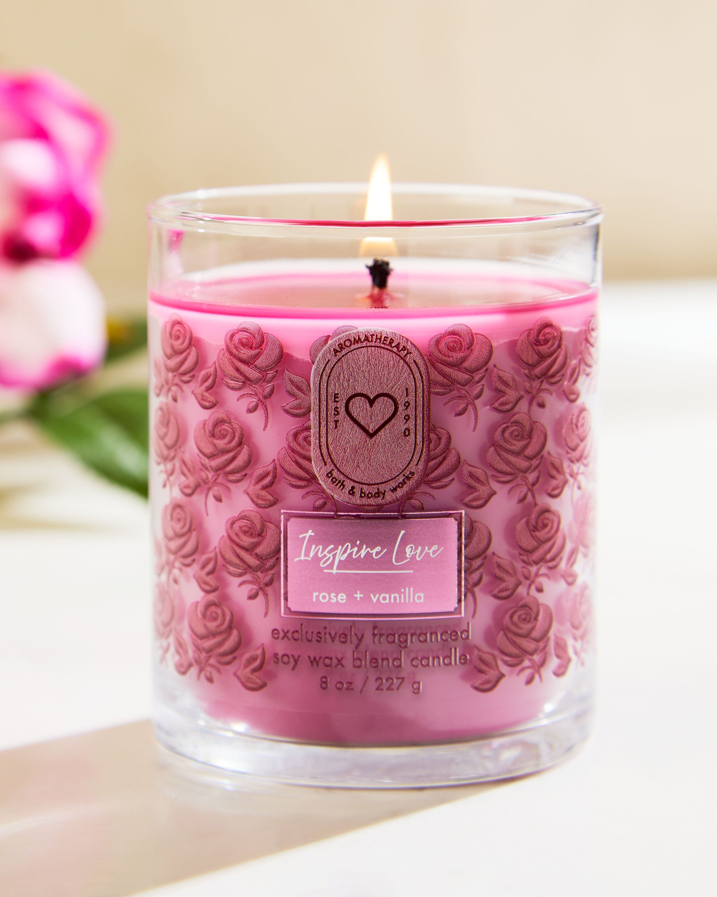 Bath & Body Works Rose + Vanilla – świeca 227 g w różowym szkle z tłoczeniem róży, z kolekcji Aromatherapy.