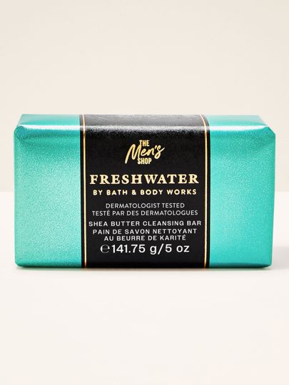 Kostka mydła „Freshwater” od Bath & Body Works w turkusowym opakowaniu.