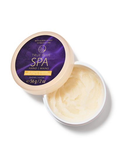 Borcan bej deschis cu exfoliant pentru mâini și capac bleumarin "True Blue SPA", Bath & Body Works.