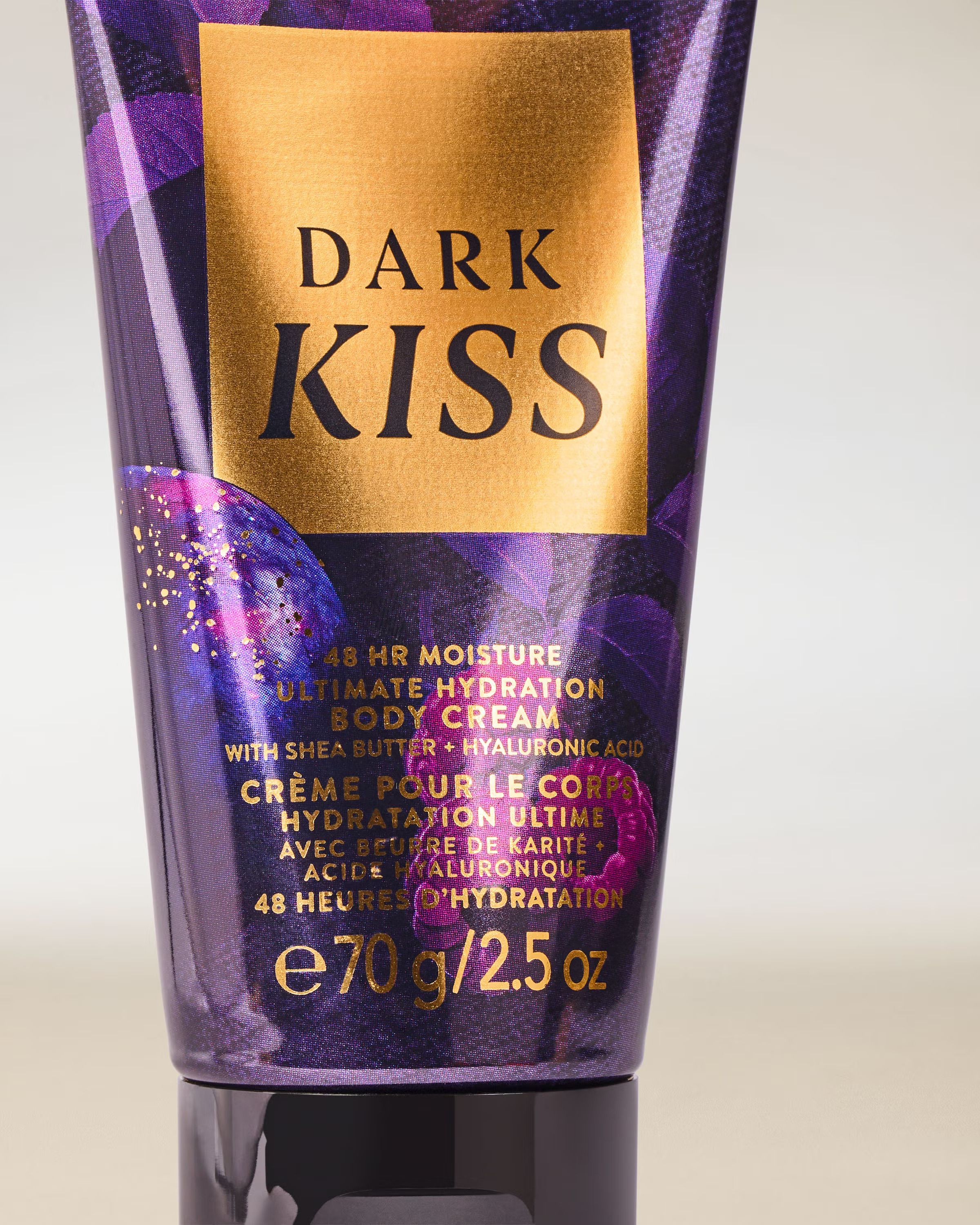 Krem do ciała Dark Kiss Bath & Body Works – zmysłowy, intensywny zapach w eleganckiej, fioletowo‑złotej tubie.
