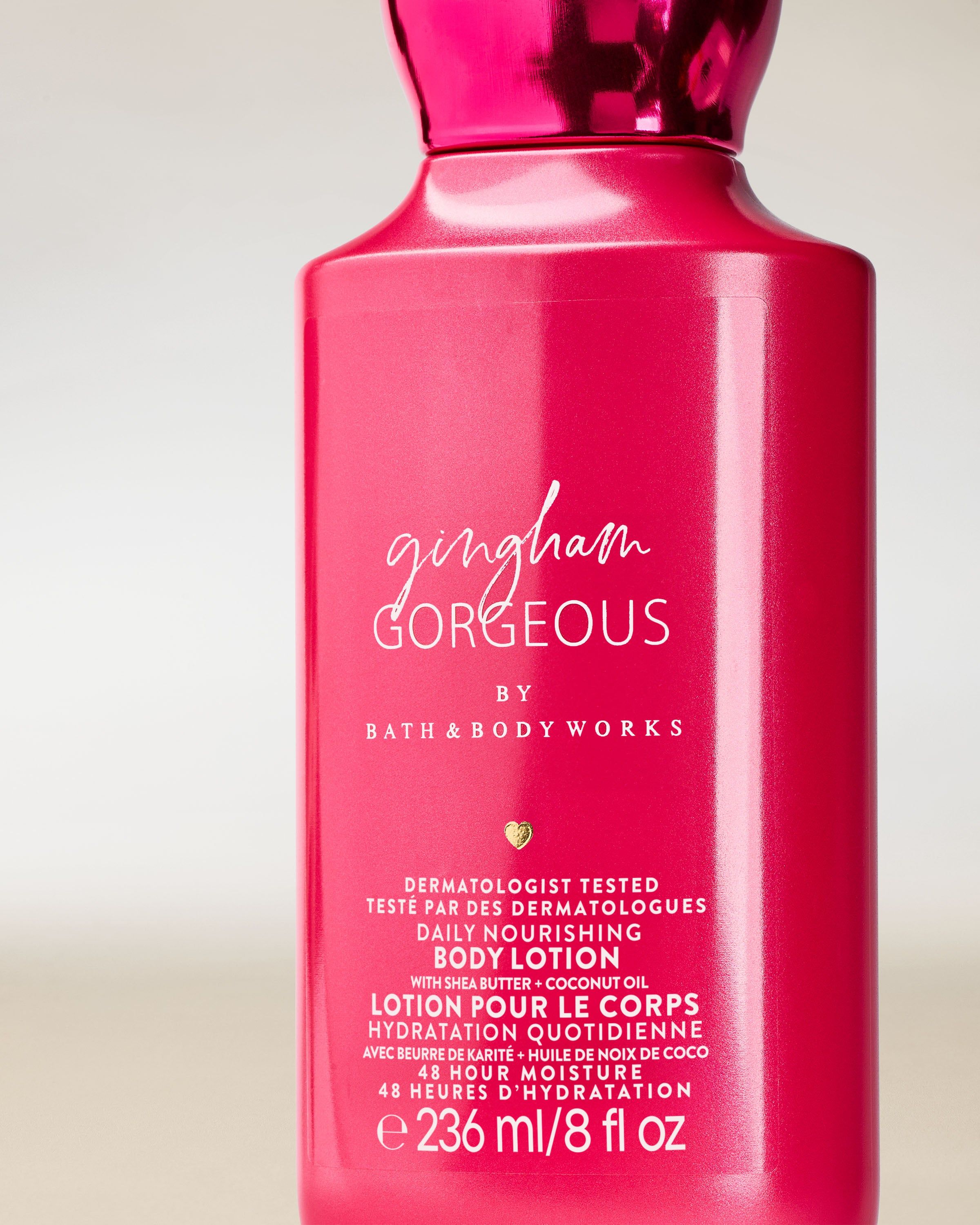 Balsam do ciała Bath & Body Works Gingham Gorgeous 236 ml w różowej butelce z minimalistyczną etykietą.