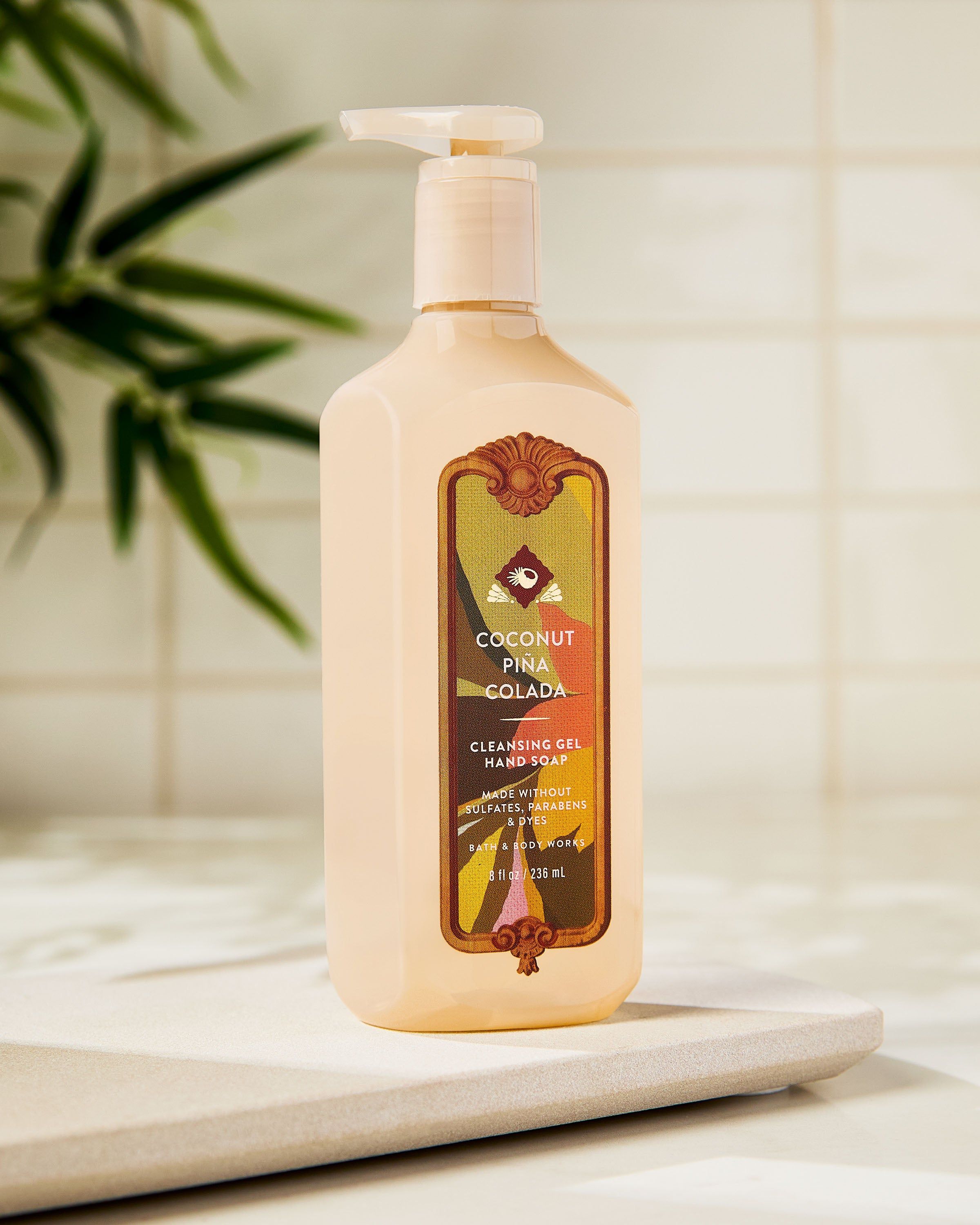 Żel do mycia rąk Coconut Piña Colada Bath & Body Works z tropikalnym designem i pompką.