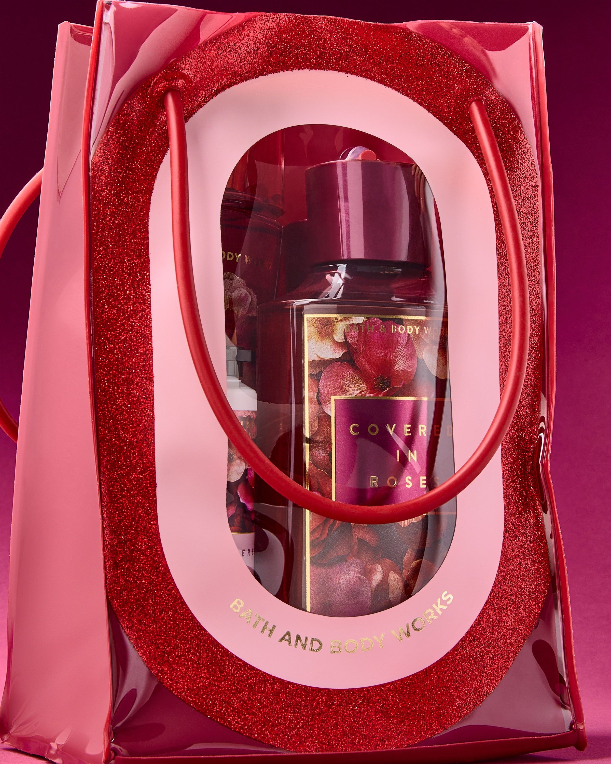 Zestaw Bath & Body Works Covered in Roses – mgiełka, balsam, żel i krem w różowej gift‑bag.