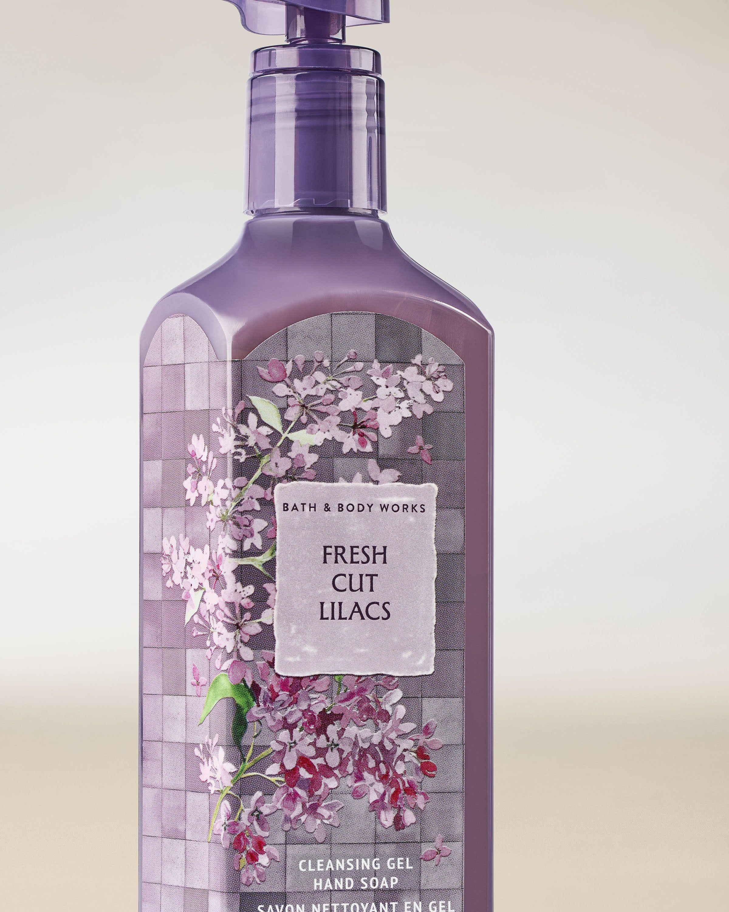 Żel do mycia rąk Bath & Body Works Fresh Cut Lilacs 236 ml w fioletowej butelce z kwiatowym motywem.
