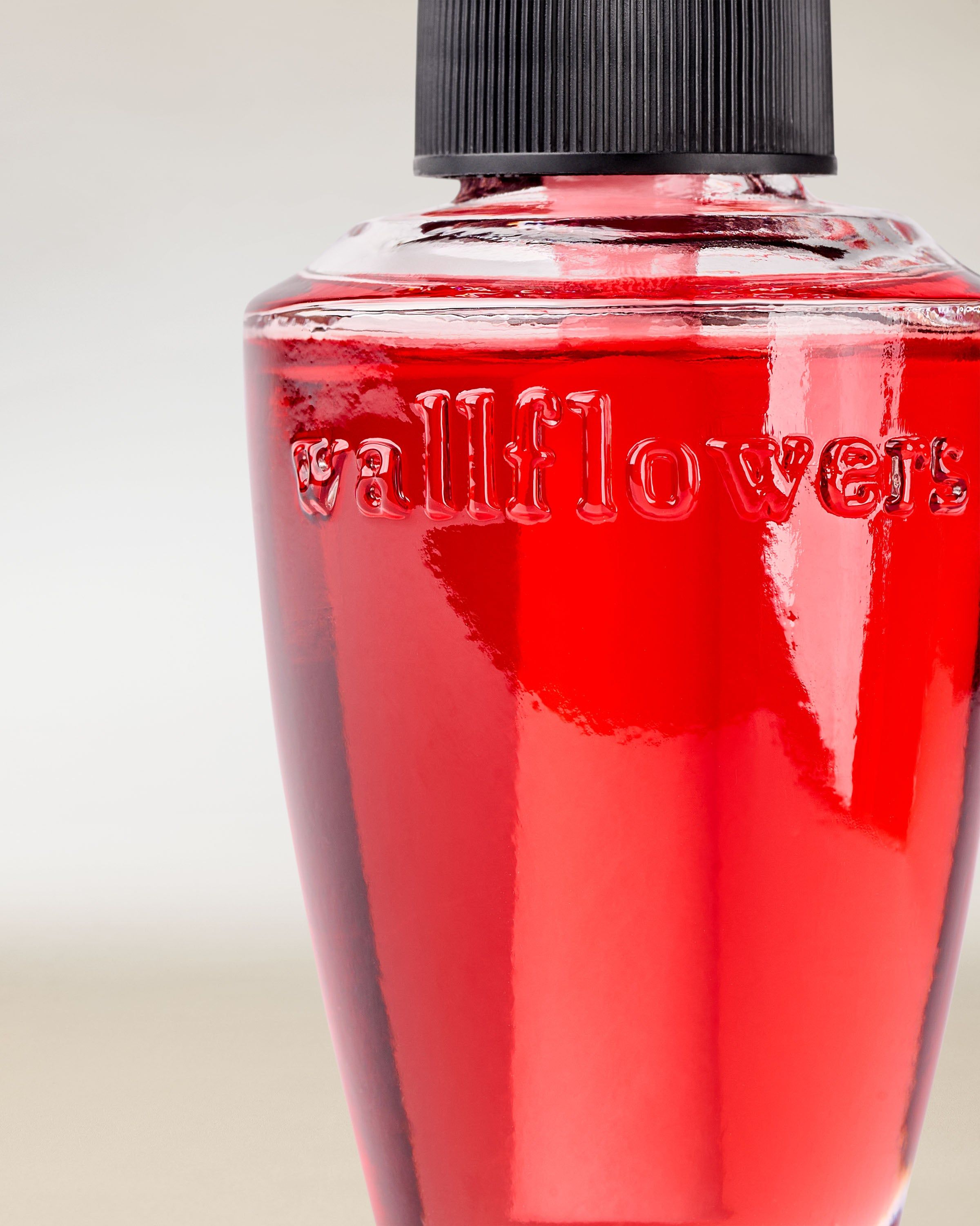 Czerwony wkład Wallflowers Strawberry Lover – intensywny kolor i świeży, owocowy aromat truskawki.