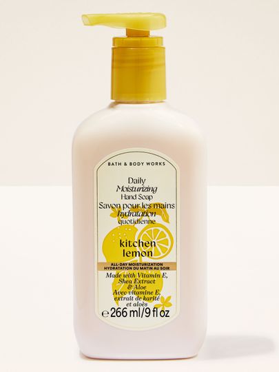 Mydło do rąk Kitchen Lemon Bath & Body Works w kremowej butelce z żółtą pompką i cytrusową etykietą.