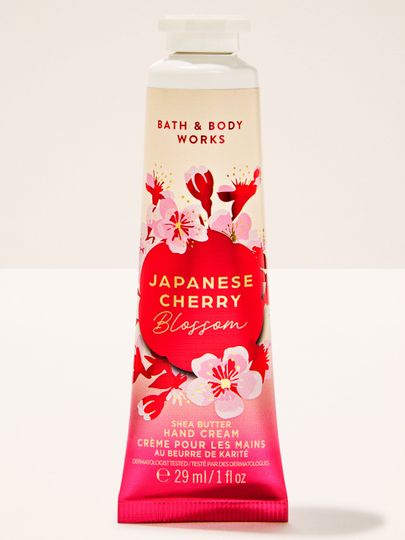 Japanese Cherry Blossom – krem do rąk Bath & Body Works w tubce z czerwonymi kwiatami z kolekcji