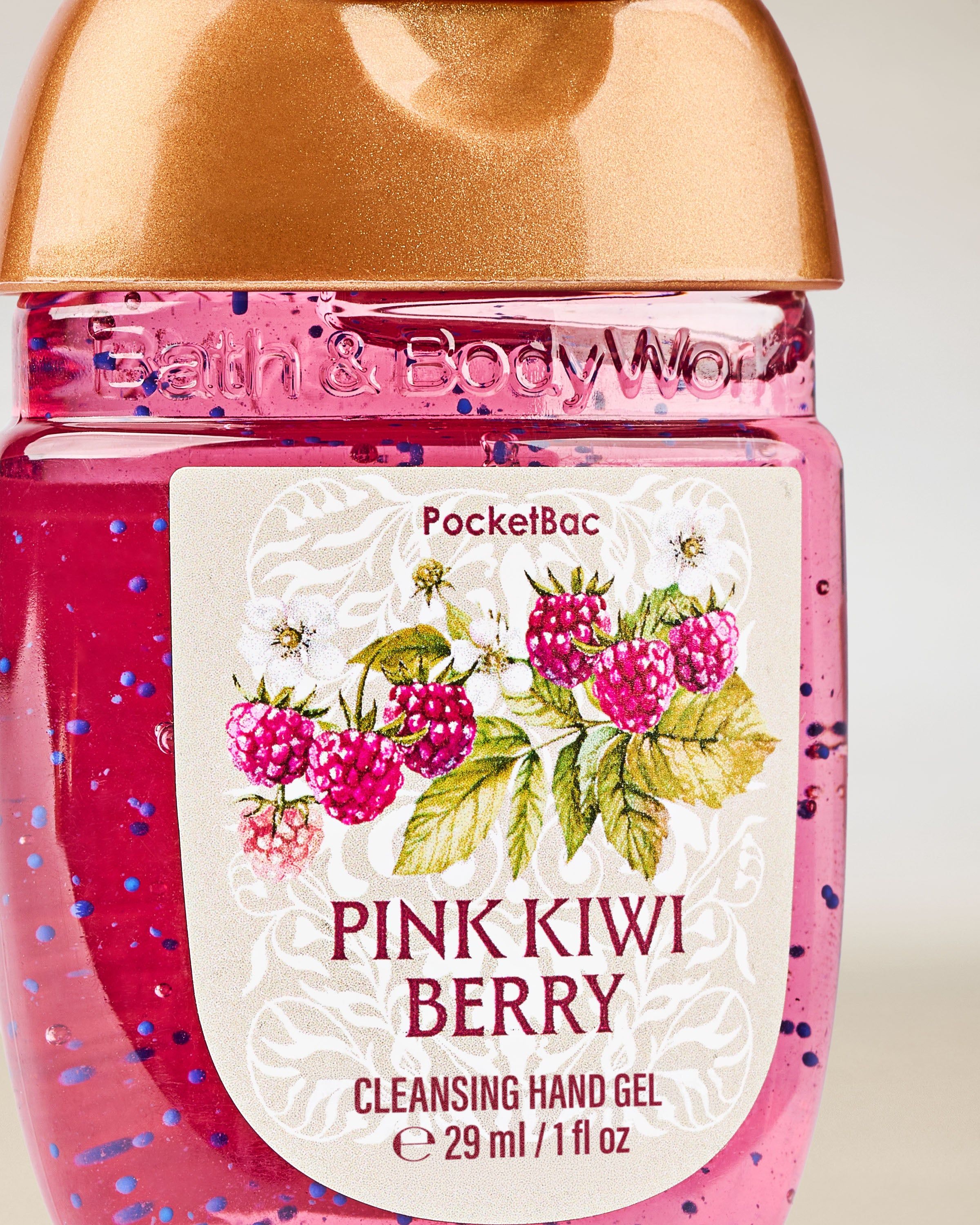 Bath & Body Works Pink Kiwi Berry PocketBac – żel do dezynfekcji rąk w różowej butelce z motywem owoców.