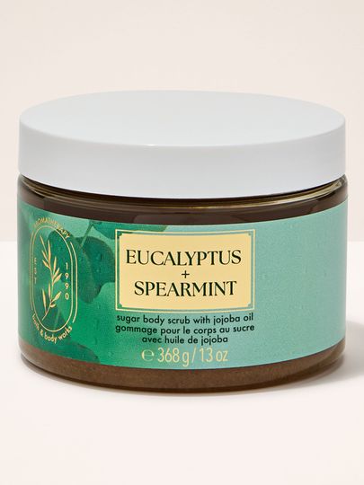 Peeling do ciała "Eucalyptus + Spearmint" w szklanym słoiku z liśćmi eukaliptusa na etykiecie. Bath & Body Works.