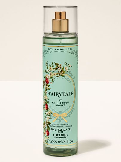 Mgiełka zapachowa Fairytale od Bath & Body Works w zielonej butelce z atomizerem i romantyczną, kwiatową etykietą.