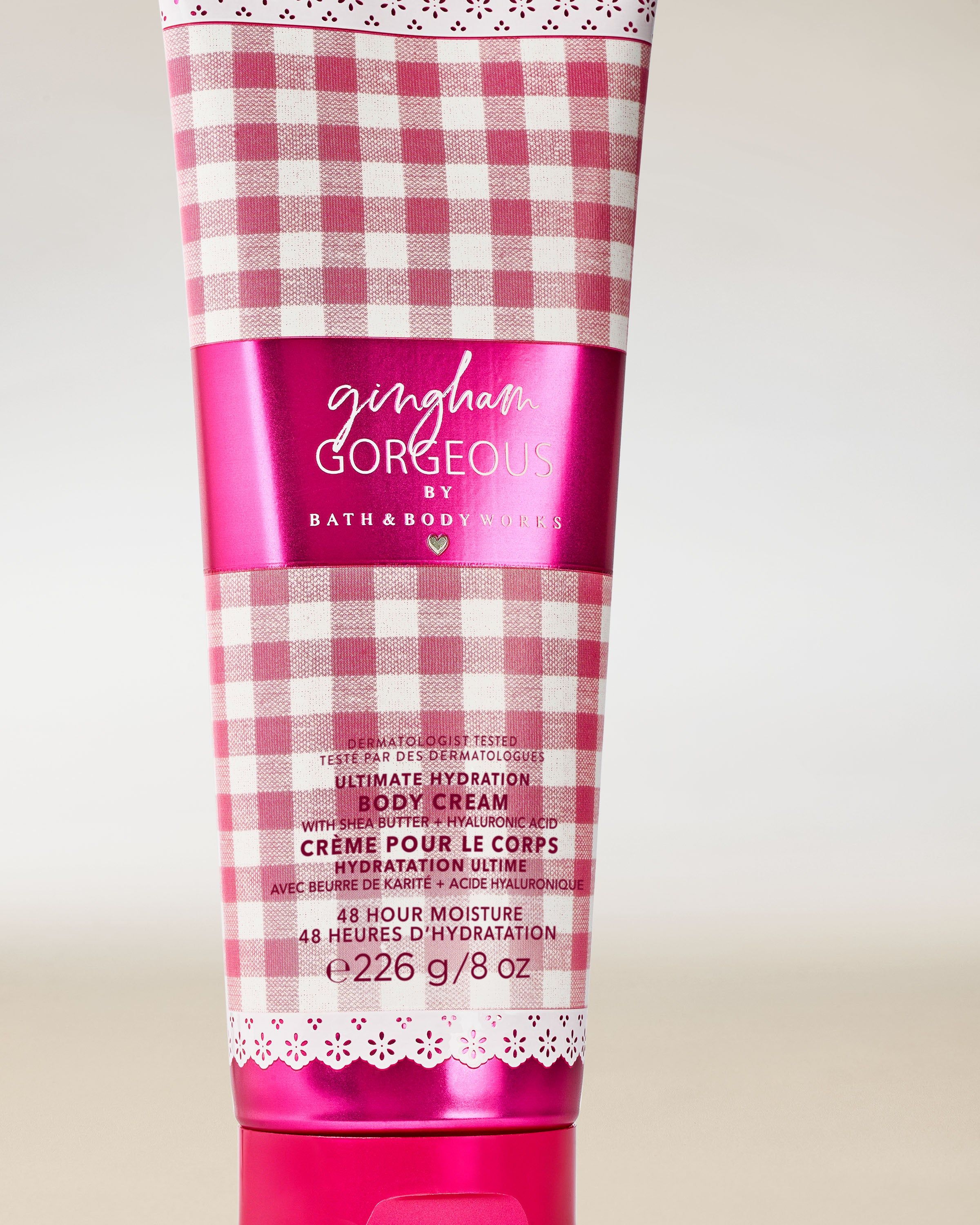 Krem do ciała Bath & Body Works Gingham Gorgeous 226 g w różowej tubie z klasycznym wzorem gingham.