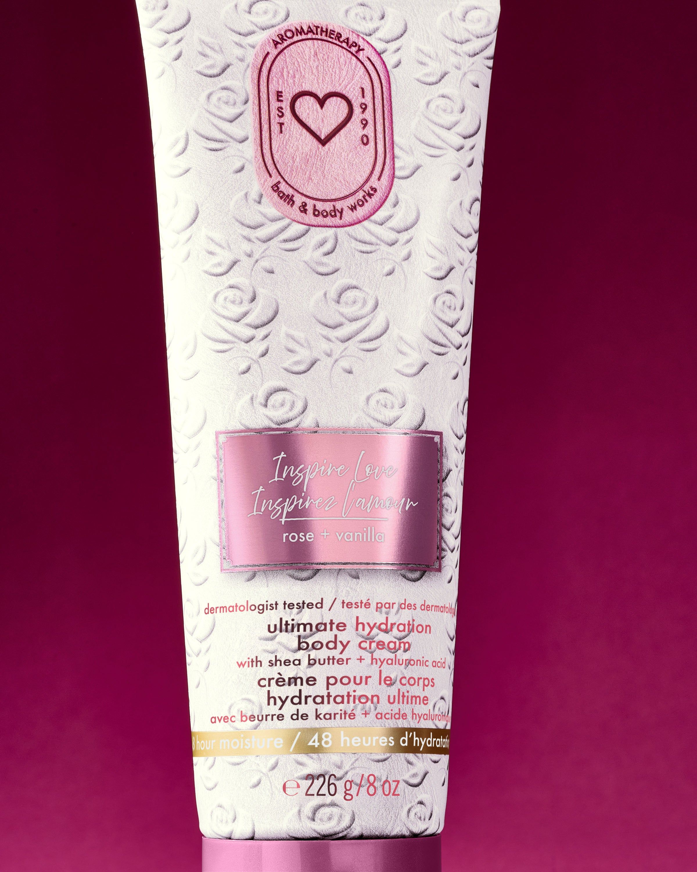 Krem do ciała Inspire Love Rose + Vanilla Bath & Body Works w tłoczonej tubie o romantycznym, różowym wykończeniu.