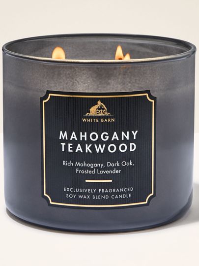 Świeca Mahogany Teakwood w eleganckim szklanym opakowaniu, z charakterystycznym aromatem drewna i subtelnymi akcentami kompozycji White Barn.