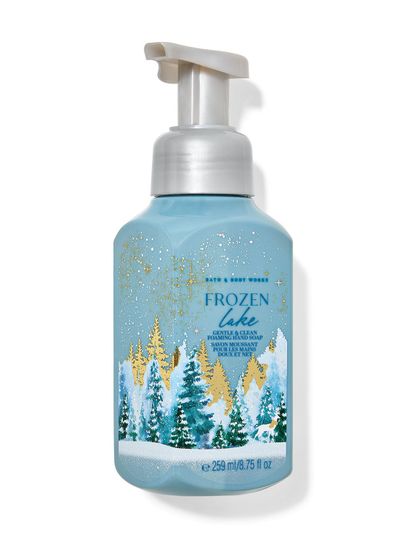 Săpun spumă de mâini Frozen Lake, într-o sticlă albastru deschis cu un design de iarnă cu brazi și fulgi de zăpadă. Bath&Body Works.