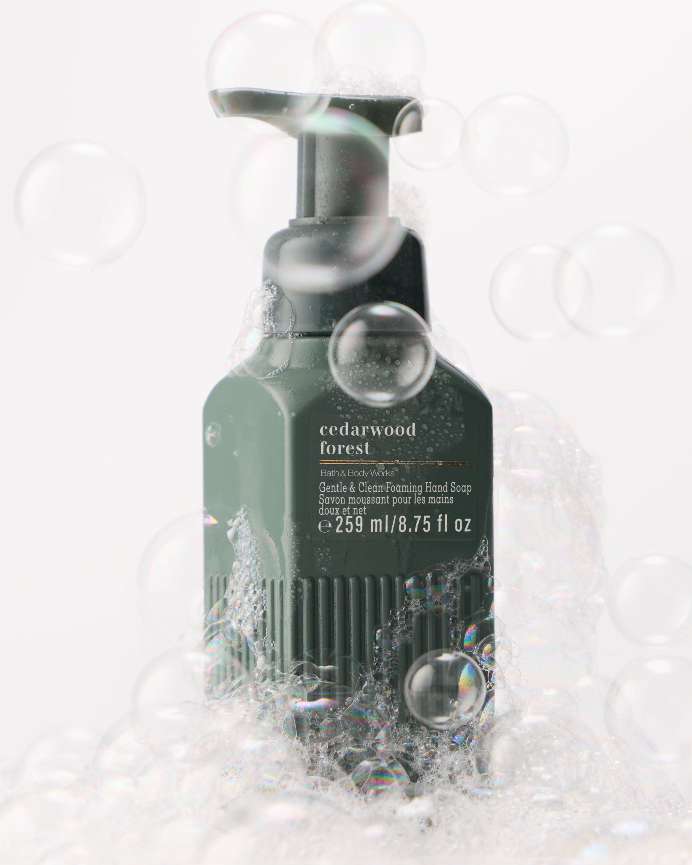 Delikatne mydło do rąk w piance Bath & Body Works Cedarwood Forest, 259 ml