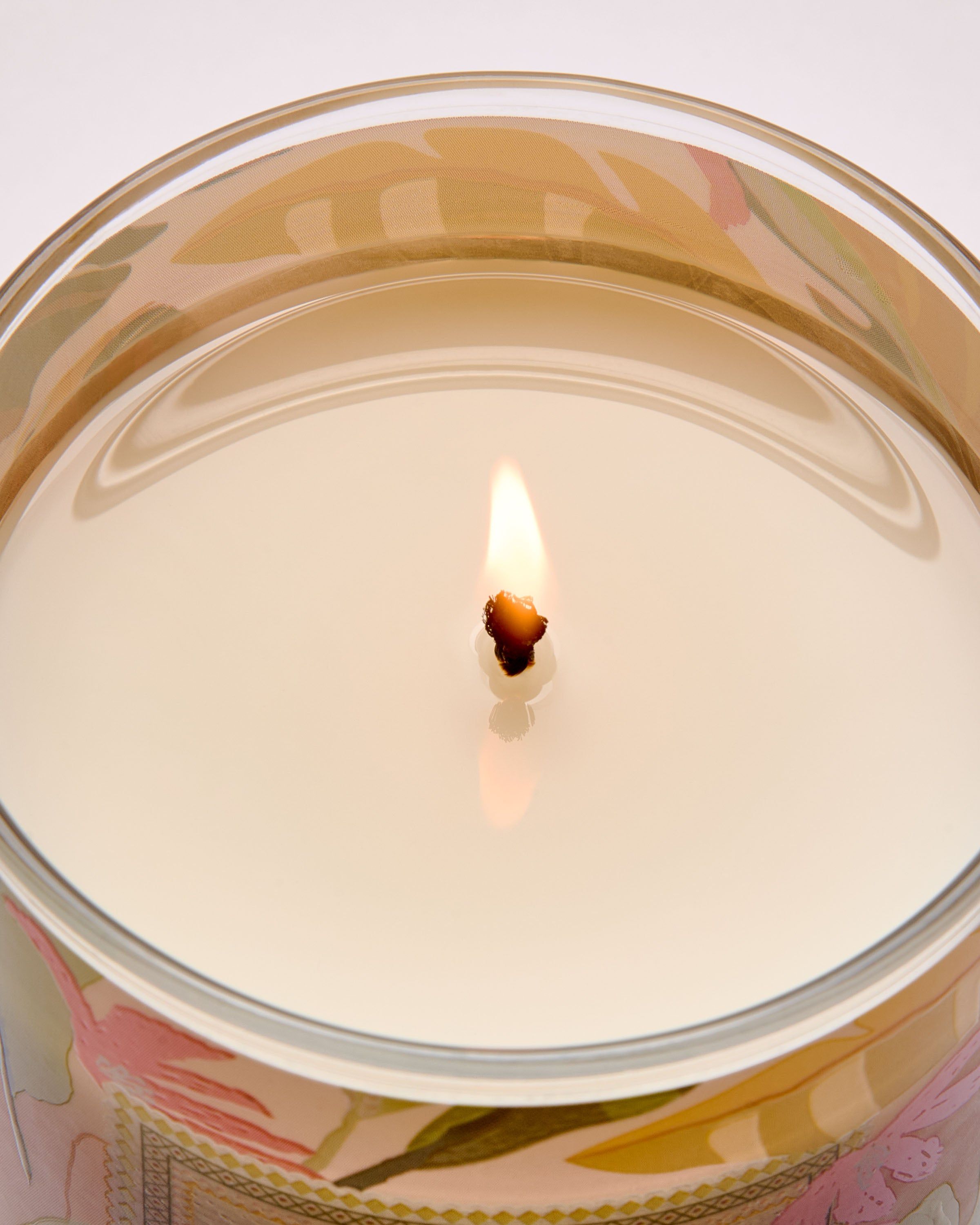 Świeca zapachowa Coconut Piña Colada od Bath & Body Works w szklanym słoju z kolorową, tropikalną etykietą.