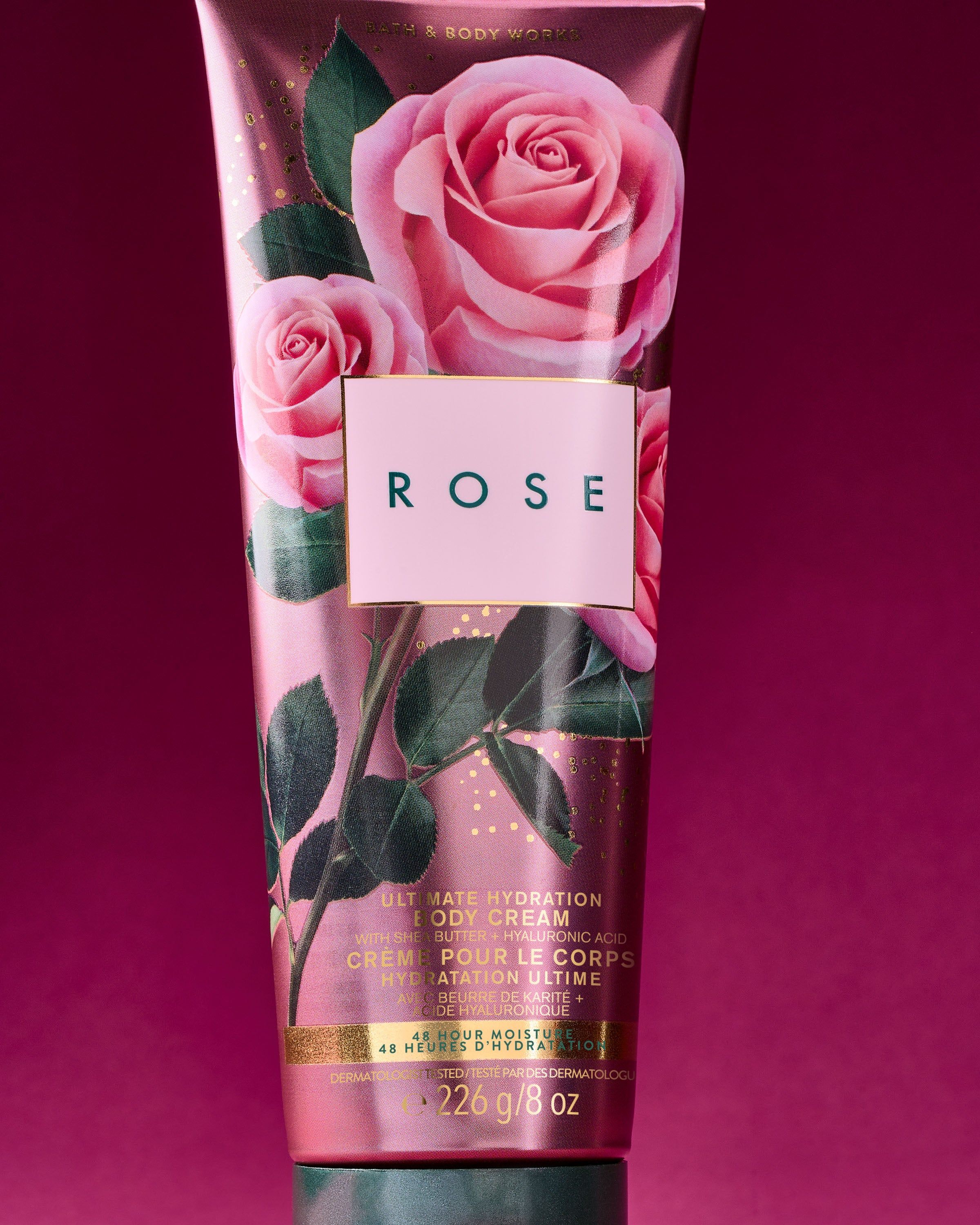 Krem do ciała ROSE Bath & Body Works w różowej, błyszczącej tubie z kwiatową grafiką – klasyczna, świeża elegancja