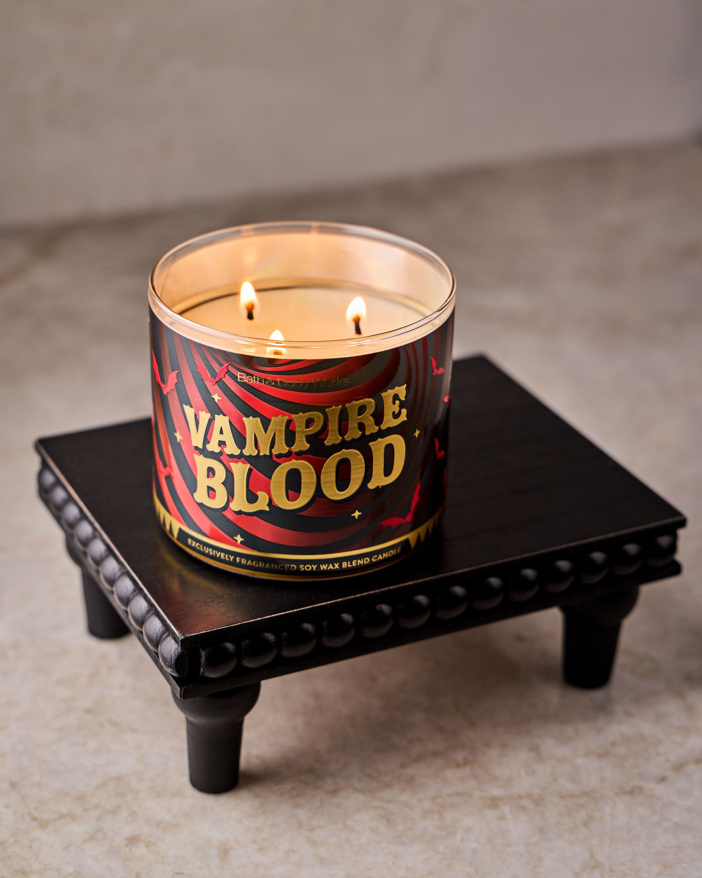 Świeca zapachowa Bath & Body Works Vampire Blood w ozdobnym słoiku z czarną pokrywką