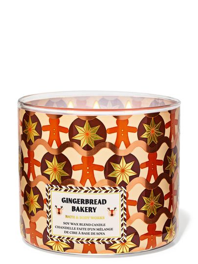 Lumânare "Gingerbread Bakery" într-un borcan cu model de omuleți de turtă dulce și steluțe, Bath & Body Works.