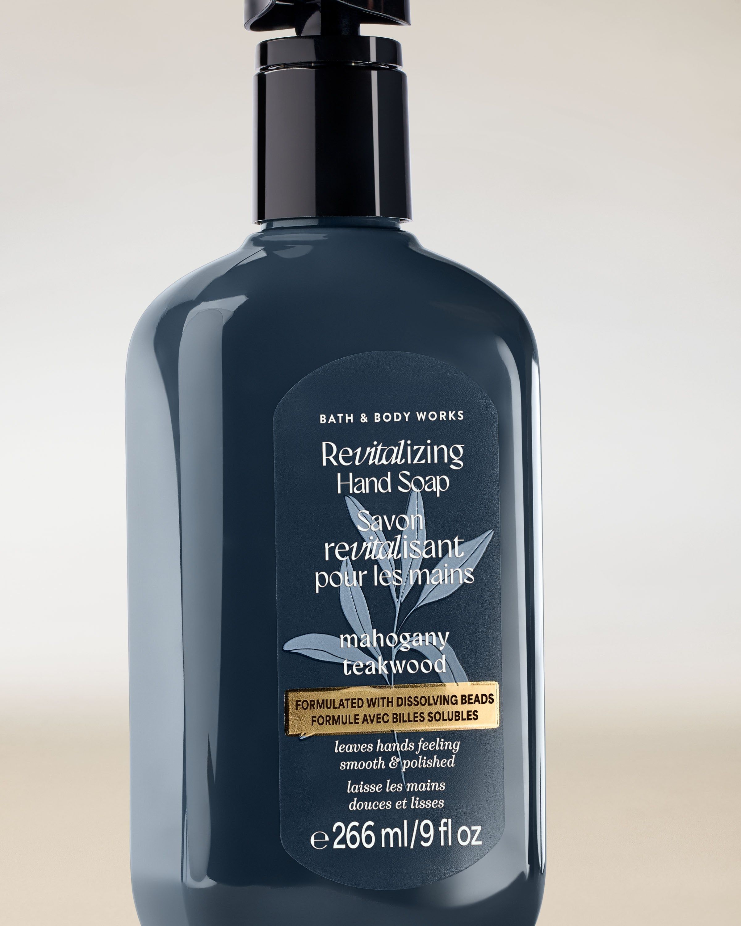 Żel do mycia rąk Bath & Body Works Mahogany Teakwood 266 ml w ciemnoszarej butelce z pompką.