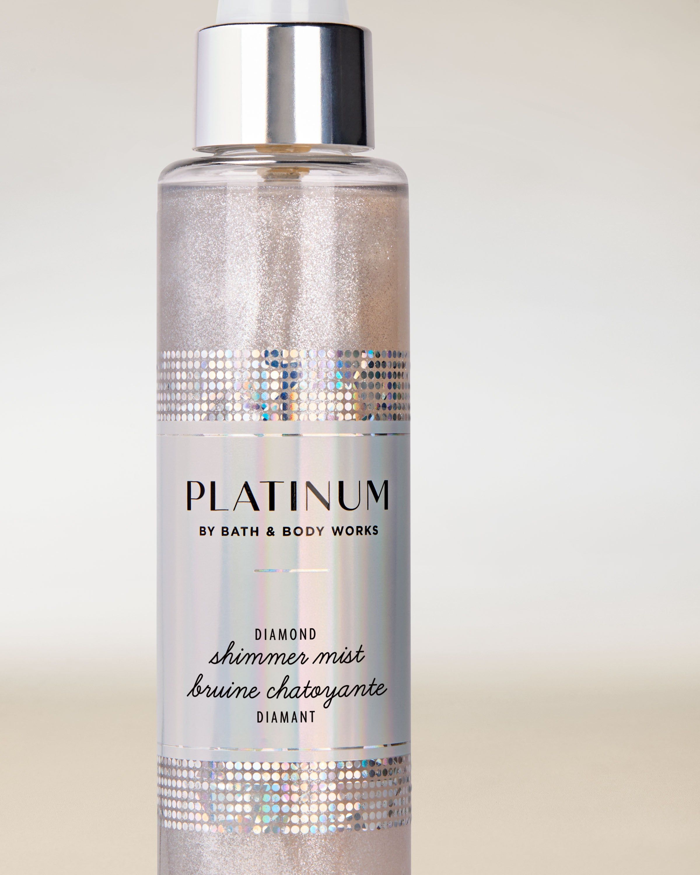 Mgiełka rozświetlająca Bath & Body Works Platinum Diamond Shimmer Mist w srebrnej butelce 145 ml.
