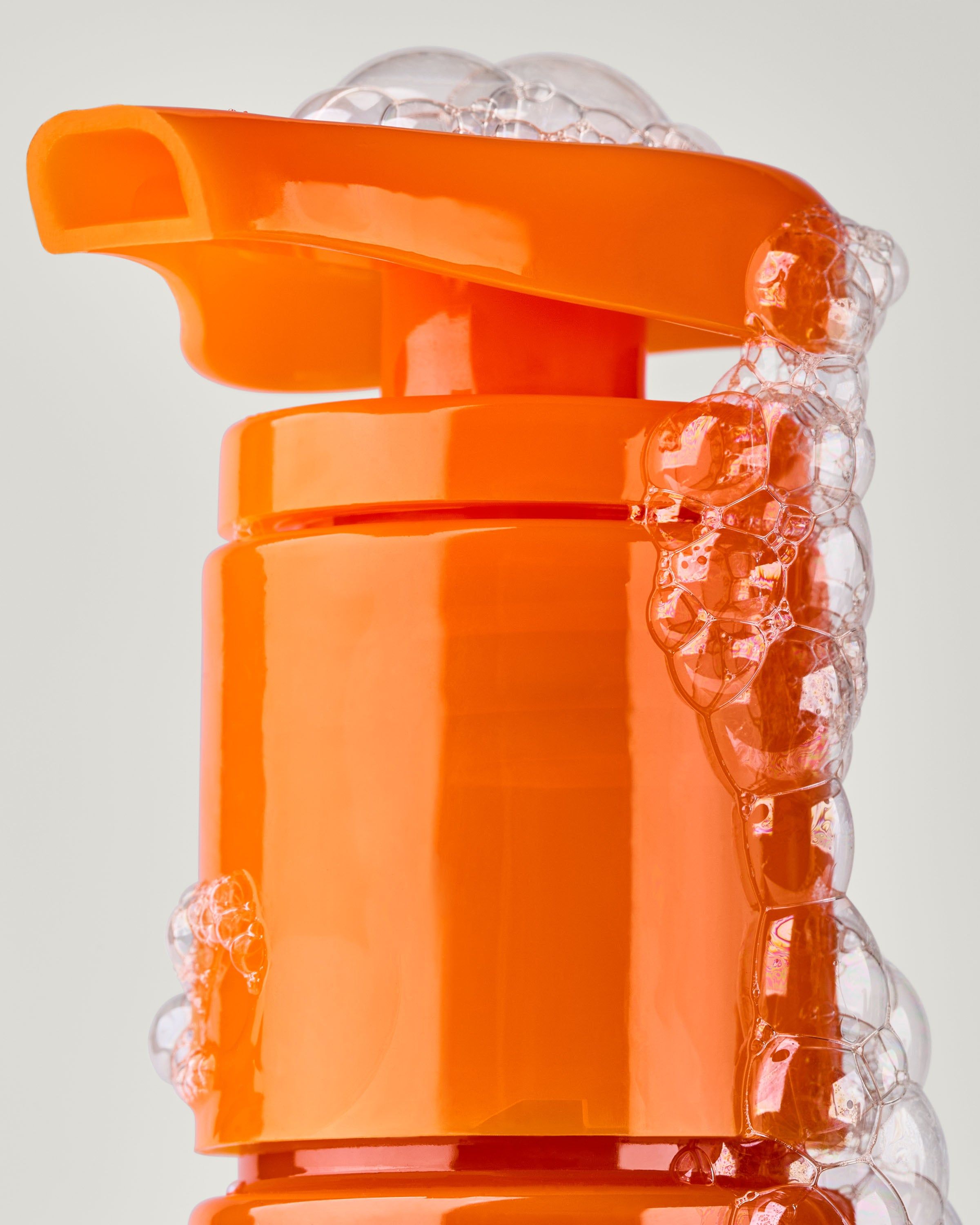 Mydło w żelu Bath & Body Works Mango Mai Tai w pomarańczowej butelce z tropikalną etykietą.