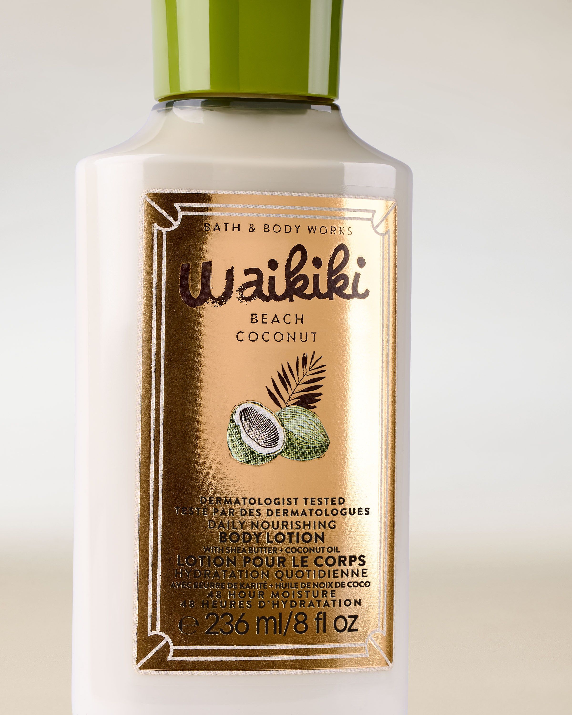 Lotion do ciała Waikiki Beach Coconut w jasnej butelce z zieloną nakrętką i żółtą etykietą z kokosowym motywem.