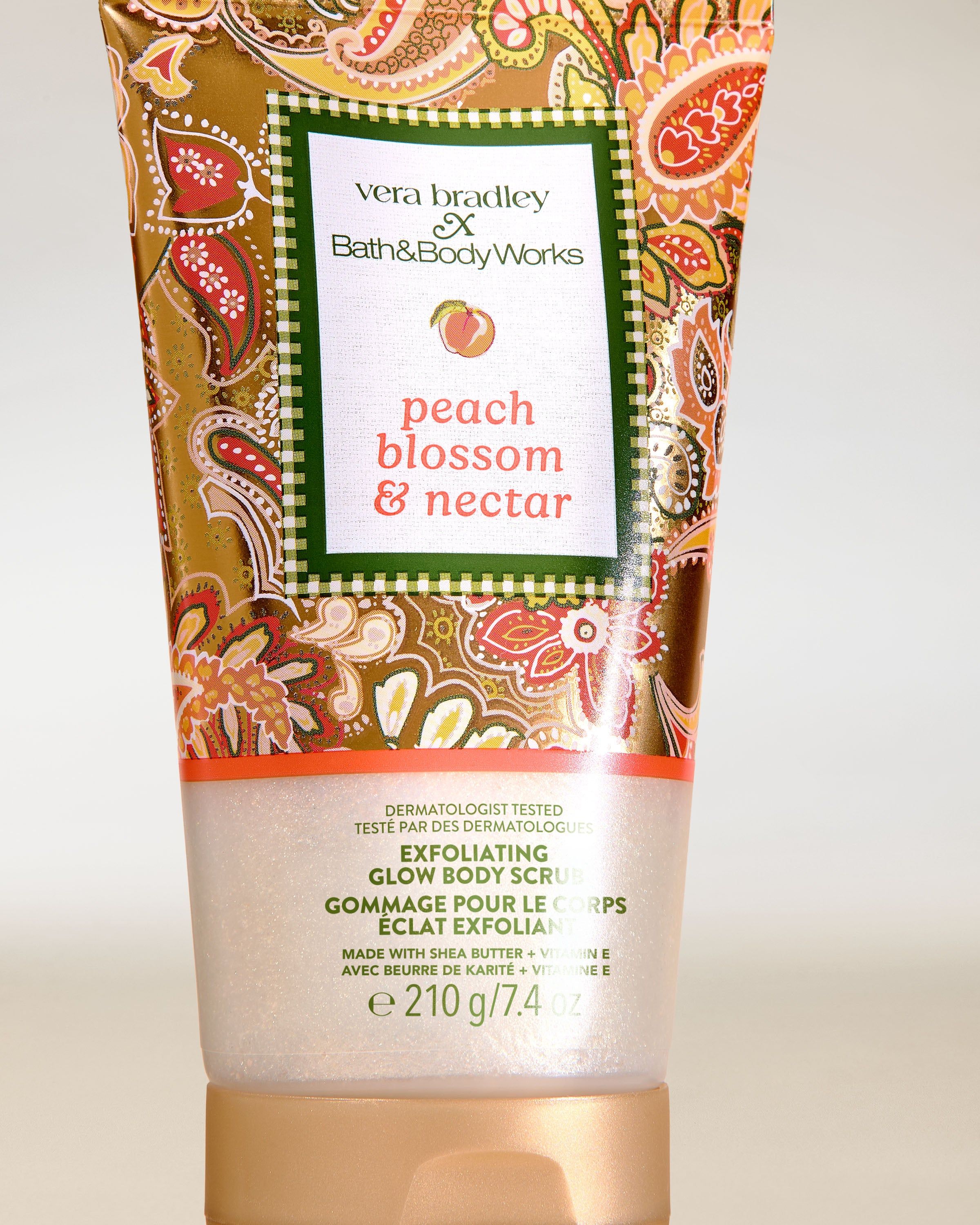 Bath & Body Works Peach Blossom & Nectar – peeling do ciała w tubie z dekoracyjnym, brzoskwiniowo‑kwiatowym wzorem.