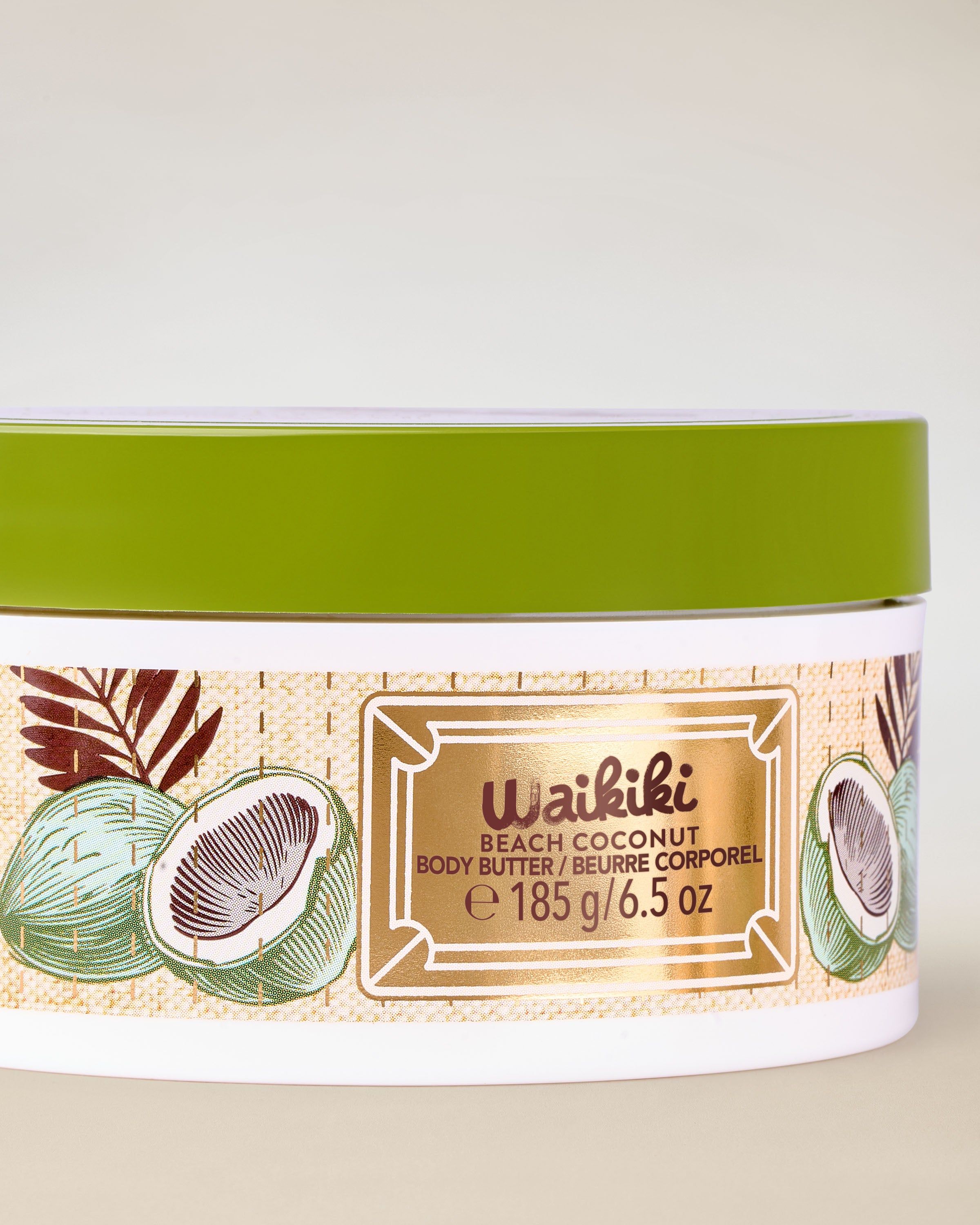 Masło do ciała Bath & Body Works Waikiki Beach Coconut z kokosowym motywem i zieloną pokrywką.