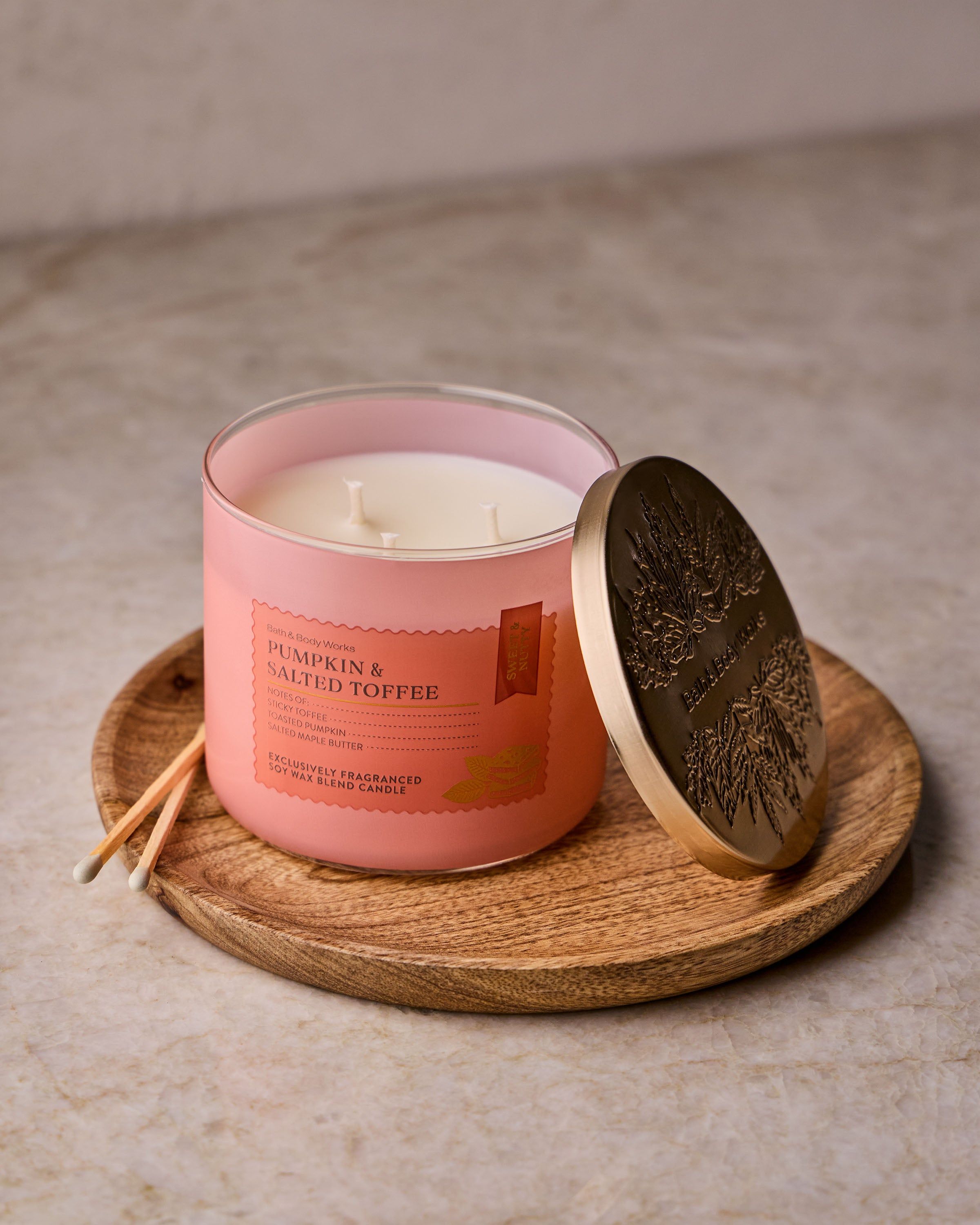 Świeca zapachowa Bath & Body Works Pumpkin & Salted Toffee z mieszanki wosku sojowego, 3 knoty