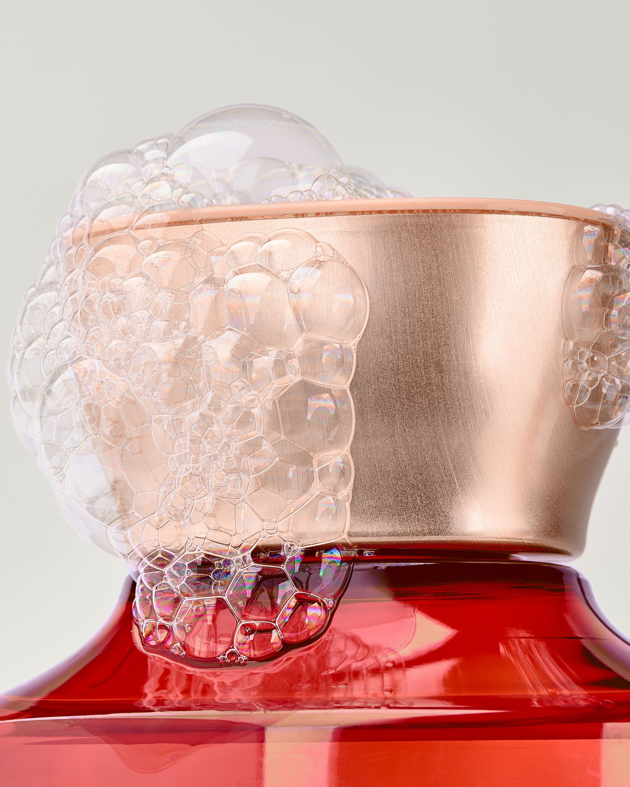 Bath & Body Works Peach Blossom & Nectar – żel do mycia ciała w dekorowanym flakonie z motywem kwiatów i brzoskwiń.