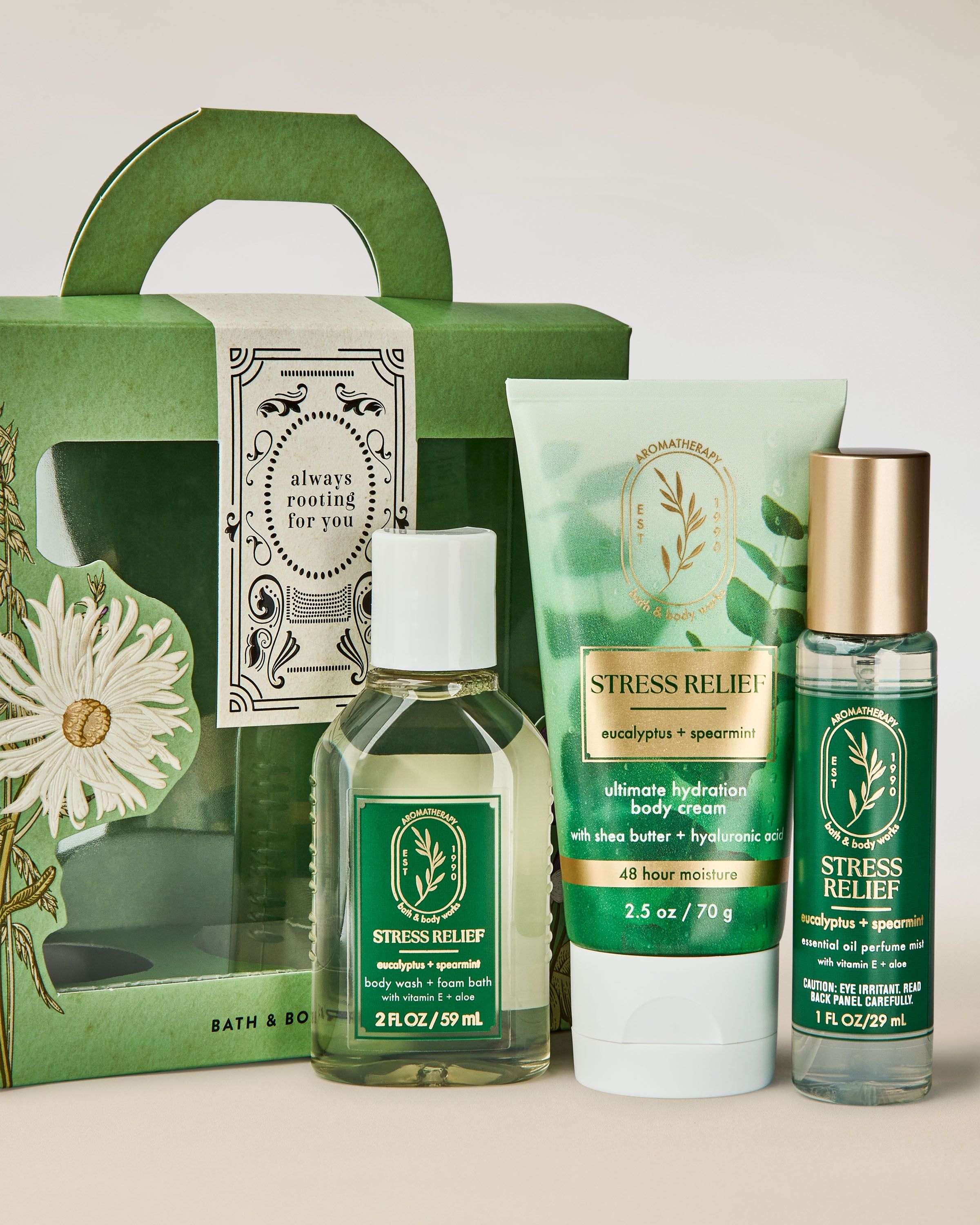 Zestaw prezentowy Bath & Body Works Aromatherapy Stress Relief z kosmetykami Eucalyptus + Spearmint w zielonym opakowaniu.