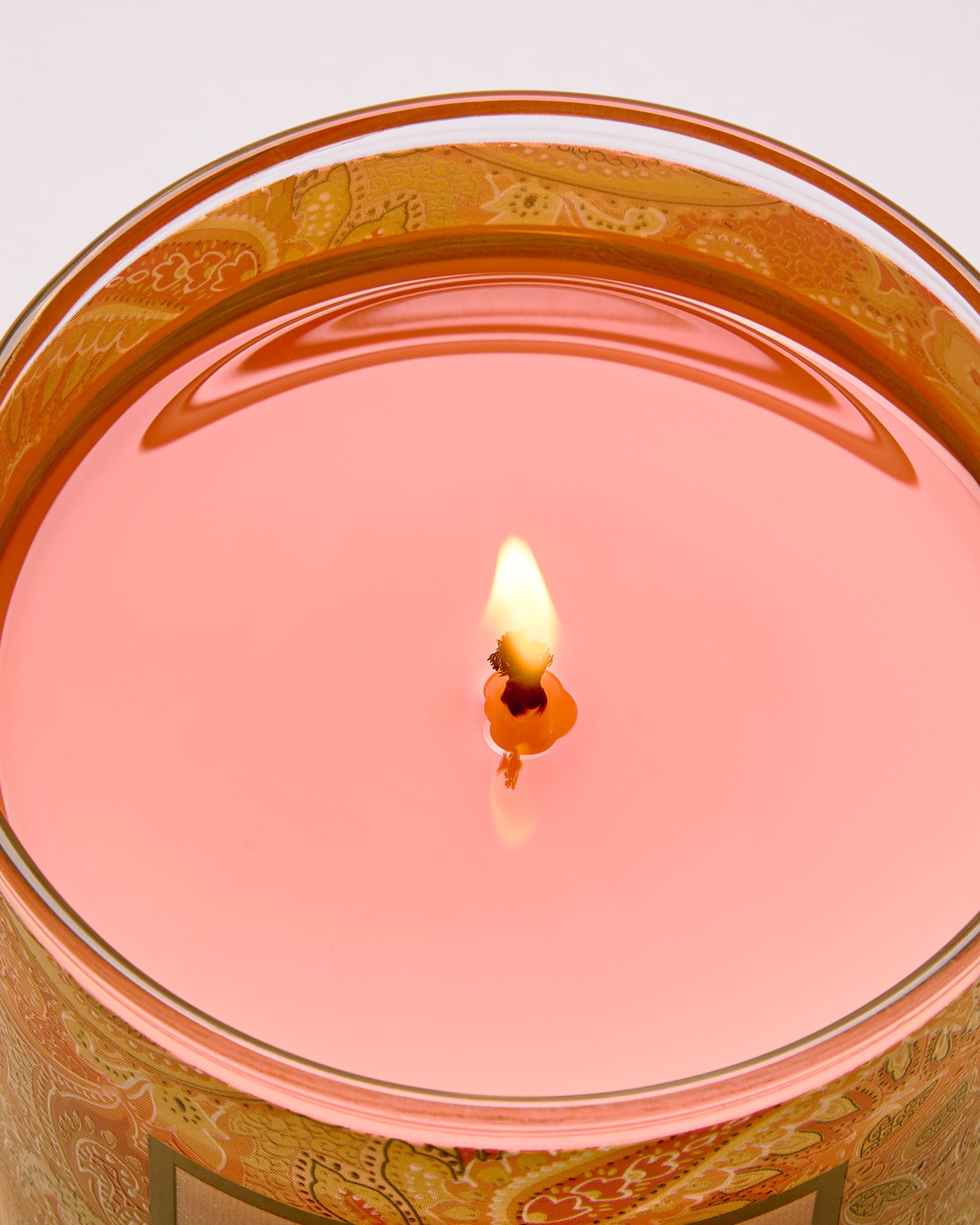 Bath & Body Works Peach Blossom & Nectar – świeca zapachowa z wosku sojowego w dekorowanym szkle, zapalony knot.